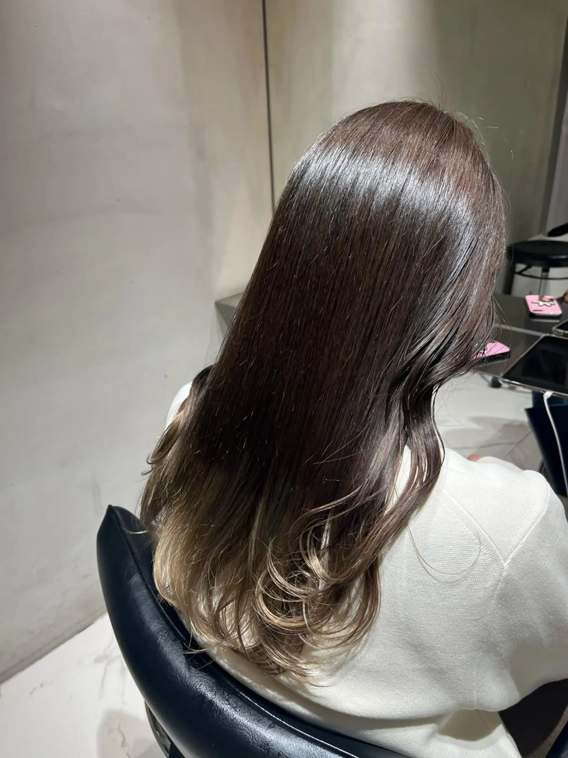 ロング カラー ベージュカラー 透明感カラー グレージュ カット ヘアカラー トリートメント ヘッドスパ ヘアセット カジュアルを女っぽく 𝗮𝘆𝗮𝗰𝗼のヘアスタイル