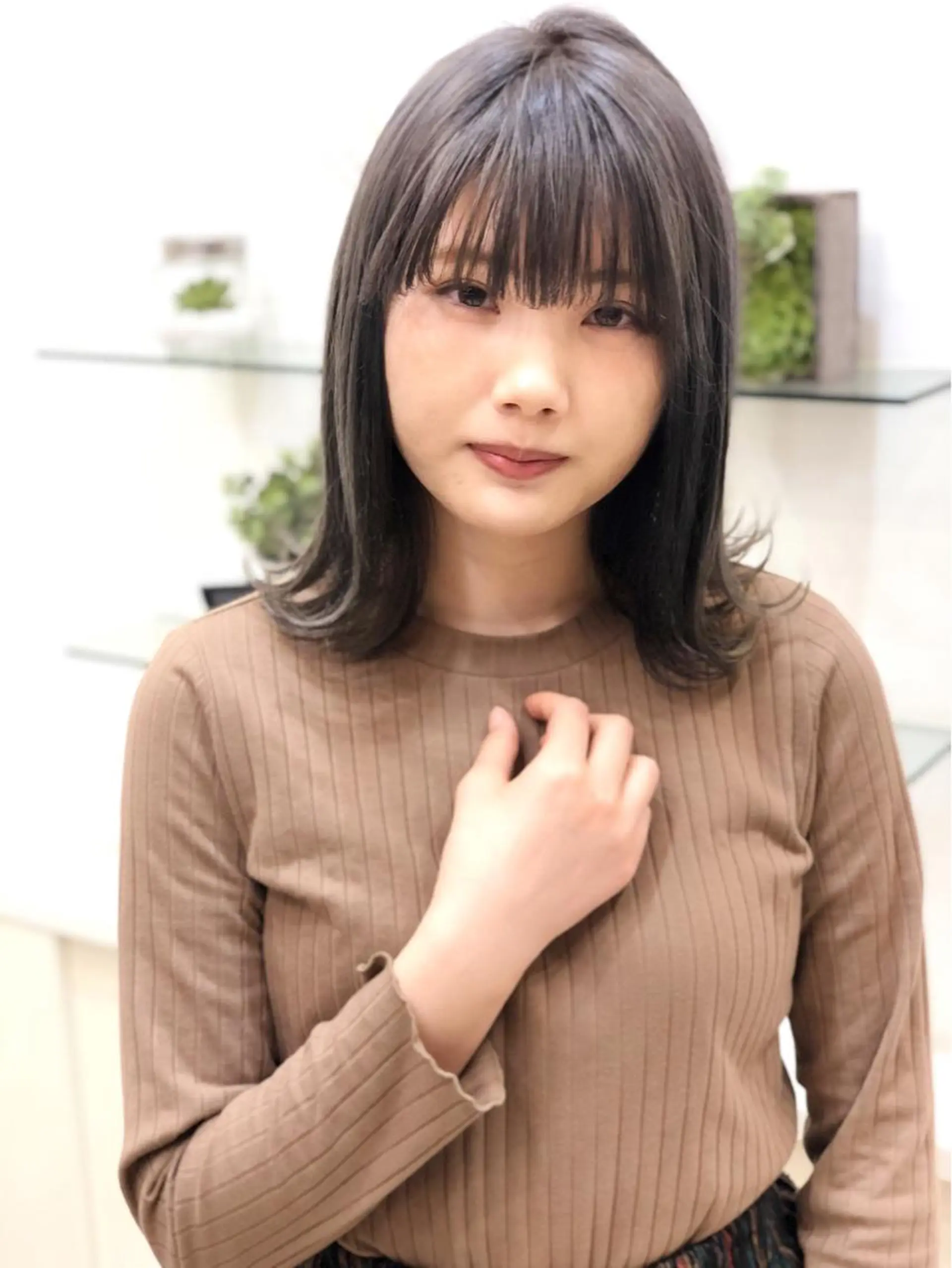 ミディアム カラー グレージュ 外ハネヘア ディレクター ノナカのヘアスタイル