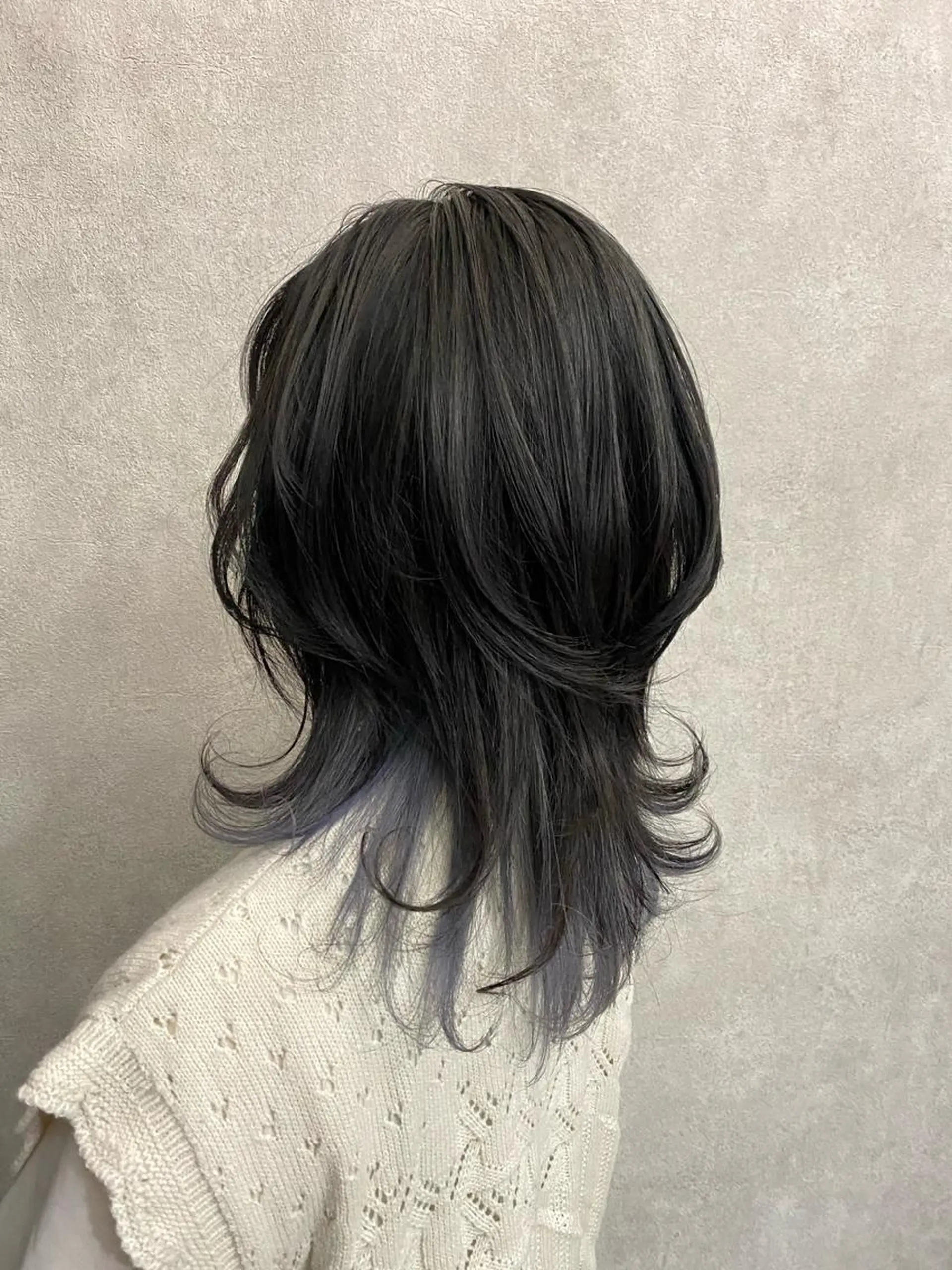 ミディアム カラー ブリーチ ブルーカラー インナーカラー シルバー Seasonal〜（シーズナル）所属・伊藤 早人のヘアスタイル