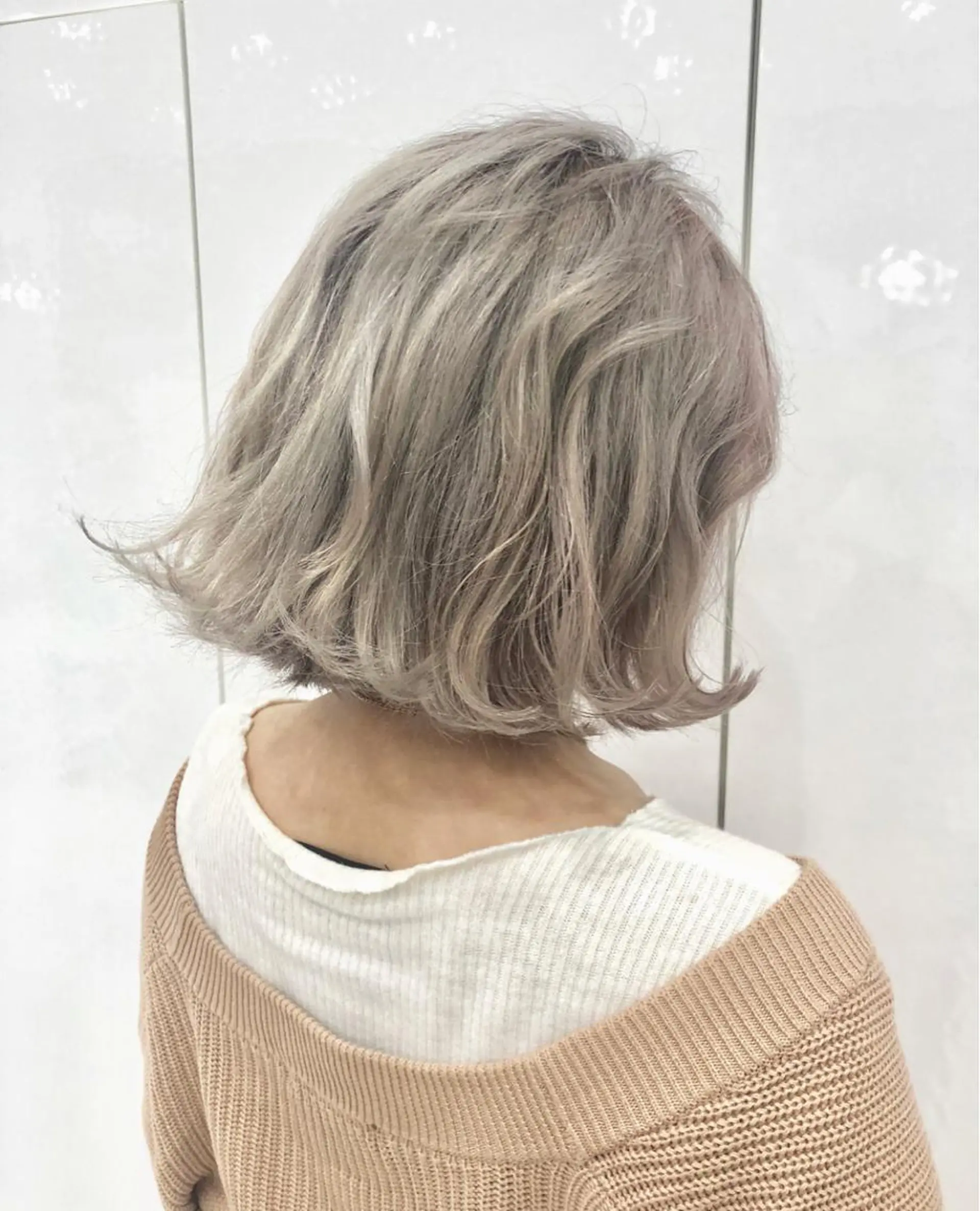 ミディアム カラー ブリーチ カット ヘアカラー パーマ 岩田 萌那のヘアスタイル