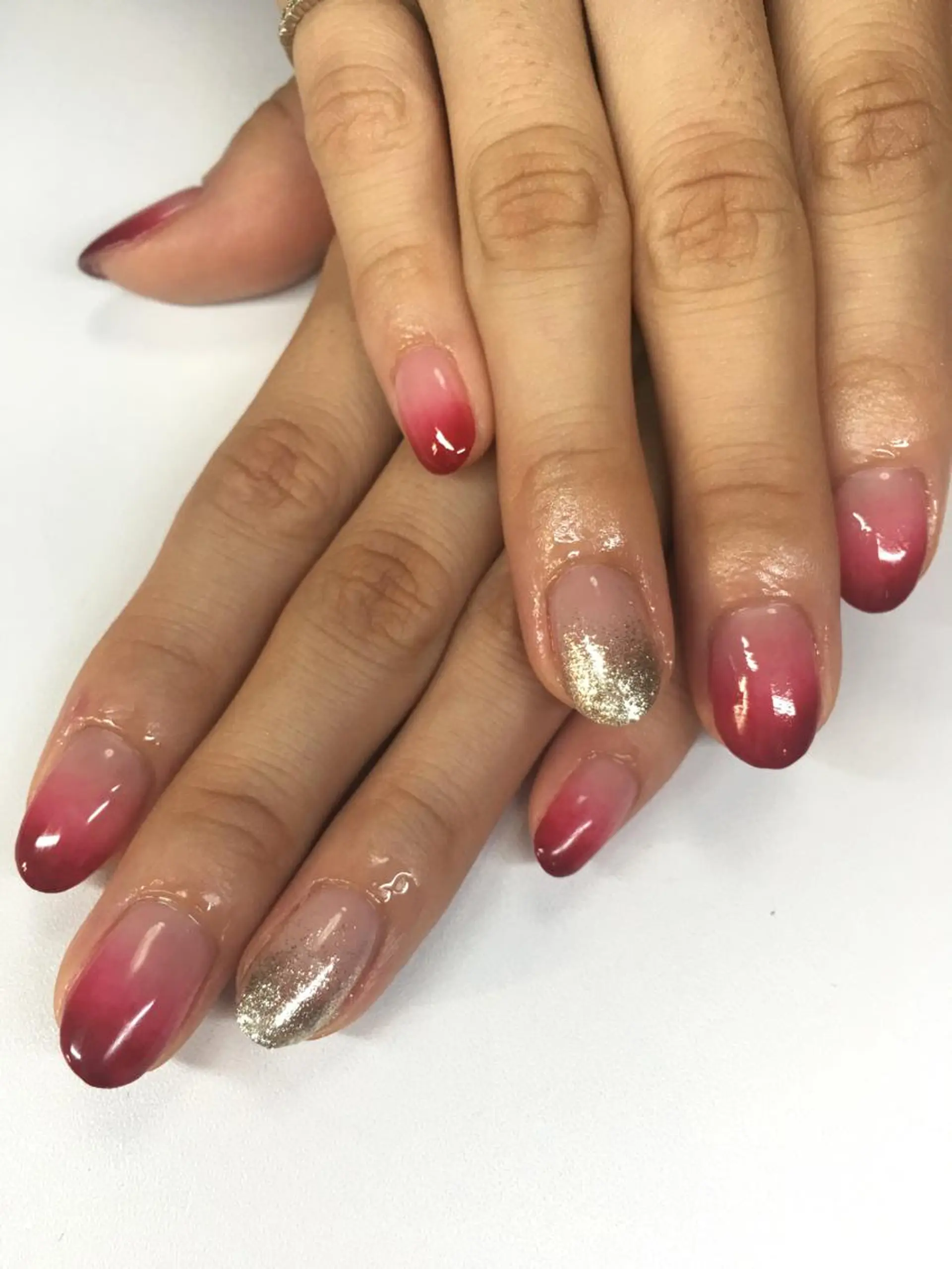 ネイル ボルドー ゴールド グラデーション ラメ(グリッター) ラメグラデーション glow_ nailのネイルデザイン