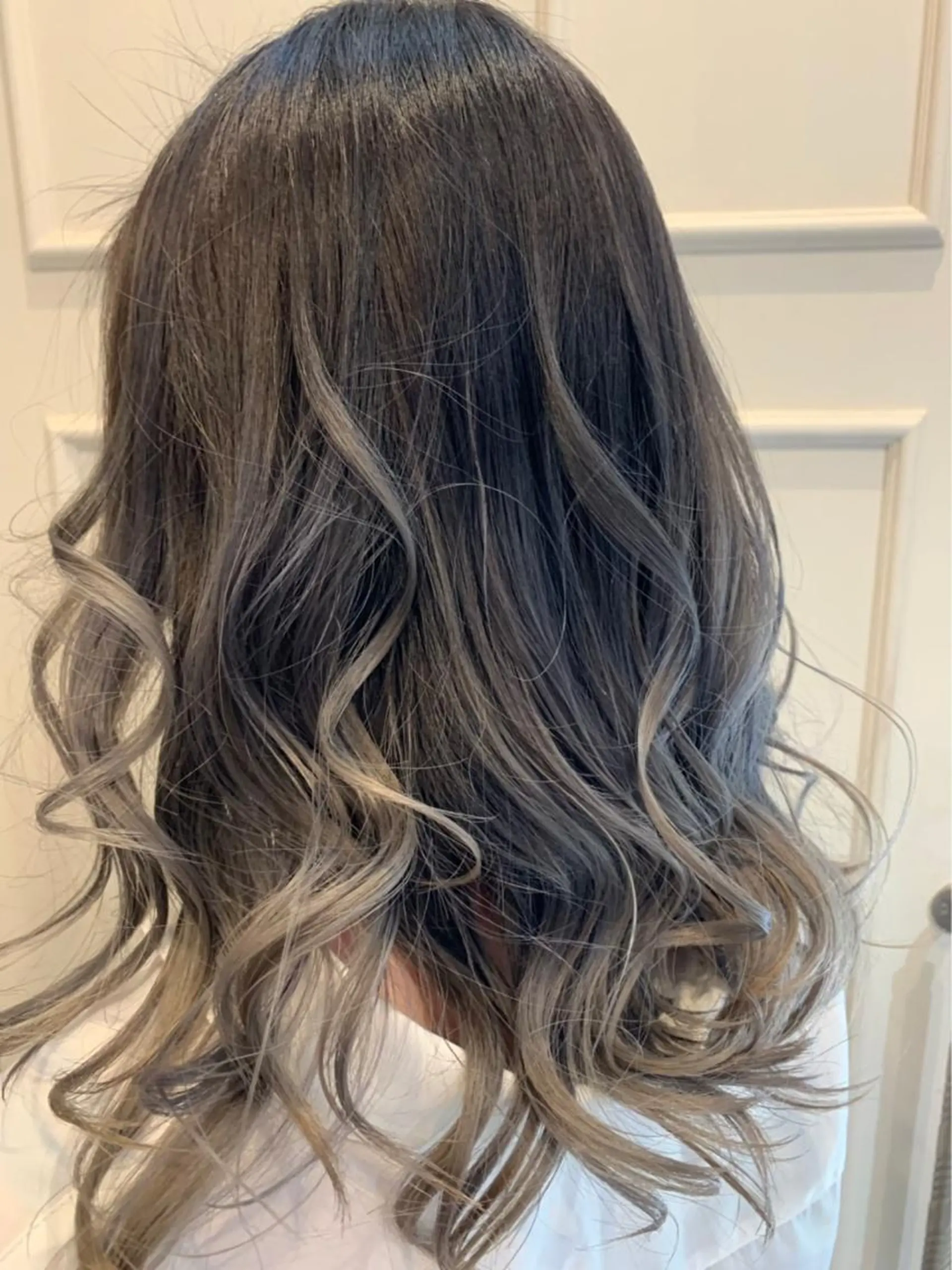 ミディアム カラー グラデーションカラー シルバー Blanco Color&Careのヘアスタイル