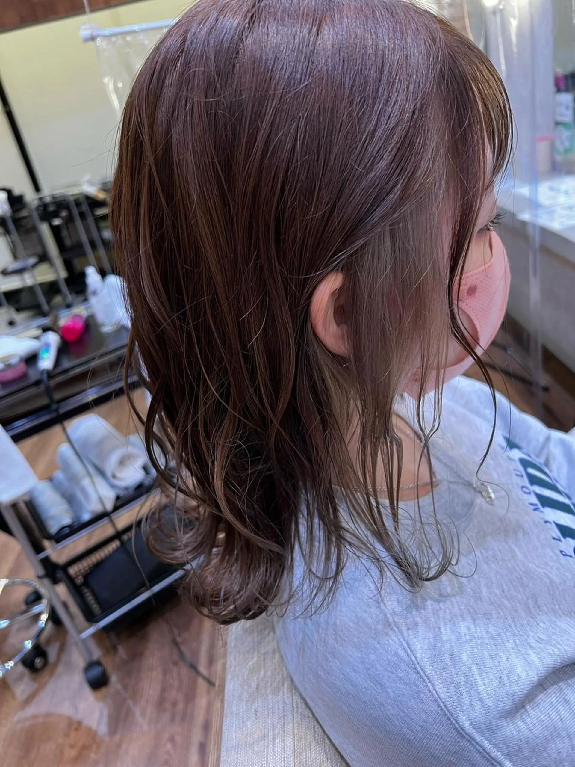 ミディアム カラー グレージュ インナーカラー 三條場 彩夏のヘアスタイル