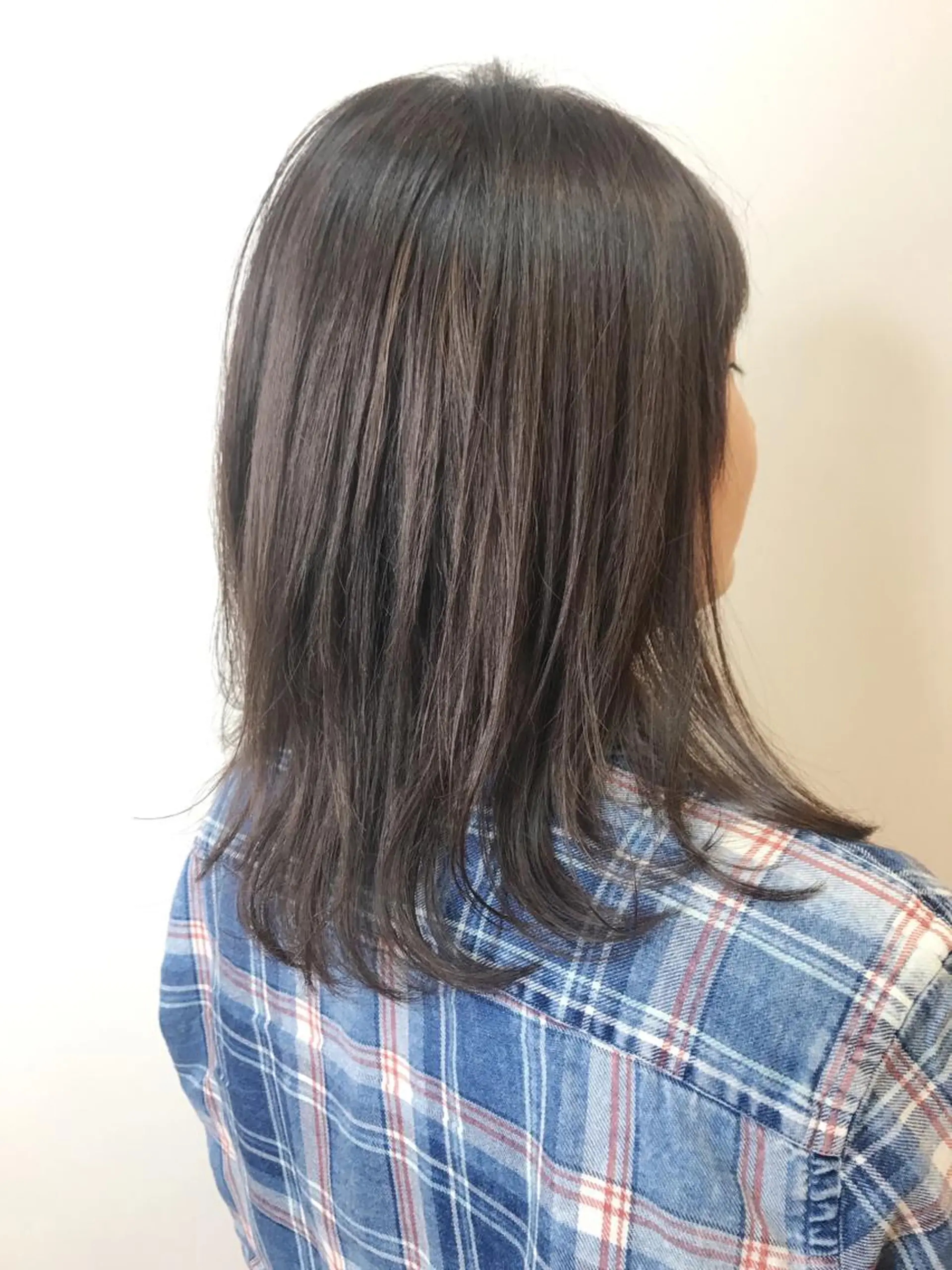 セミロング カラー 切りっぱなしボブ バレイヤージュ 黒髪 ブルーカラー ブルージュ 湯浅 了一のヘアスタイル