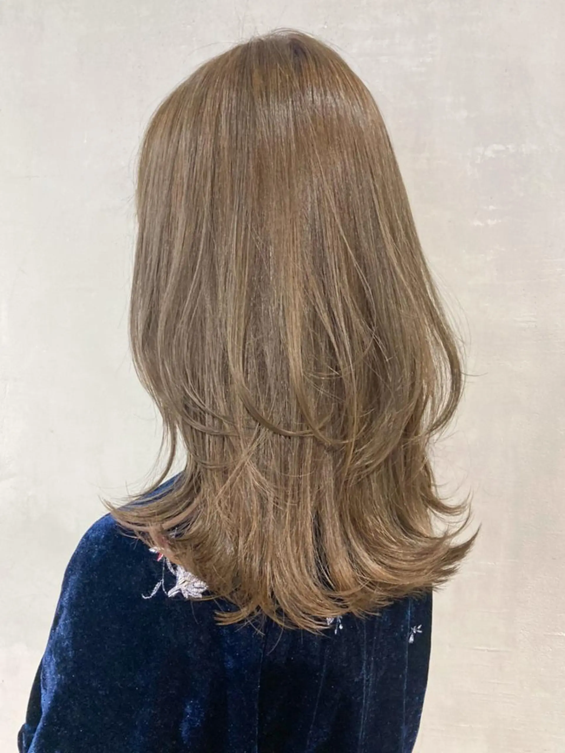 ミディアム カラー ベージュカラー ブリーチ ブリーチなしカラー オリーブベージュ レイヤーカット カット ヘアカラー トリートメント ITbyALBUM 藤沢店のヘアスタイル