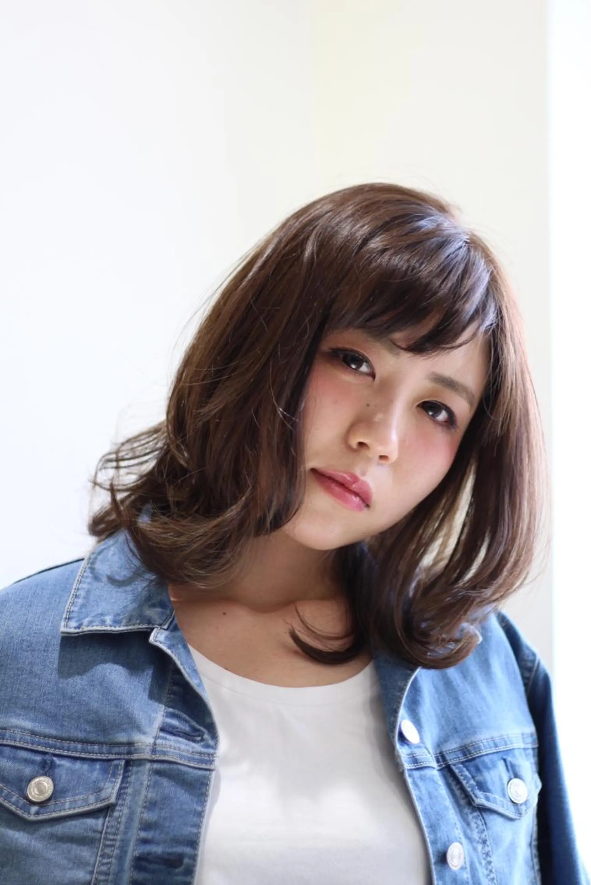 ミディアム カラー アッシュ ベージュカラー ダブルカラー 外ハネヘア 安藤 明日翔のヘアスタイル
