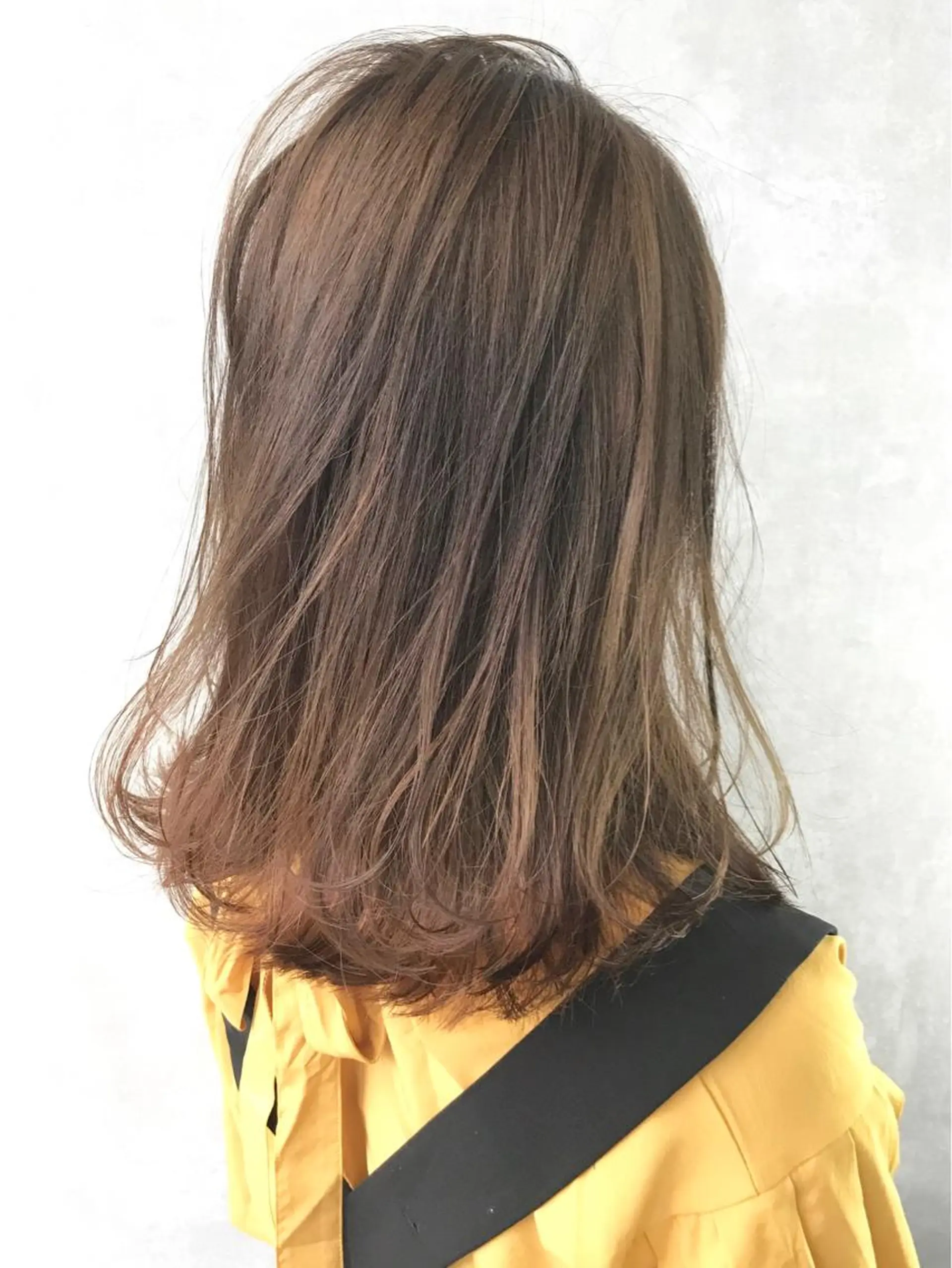 ミディアム カラー ベージュカラー オレンジ オレンジベージュ TOMOYAレイヤー ブリーチ縮毛矯正のヘアスタイル