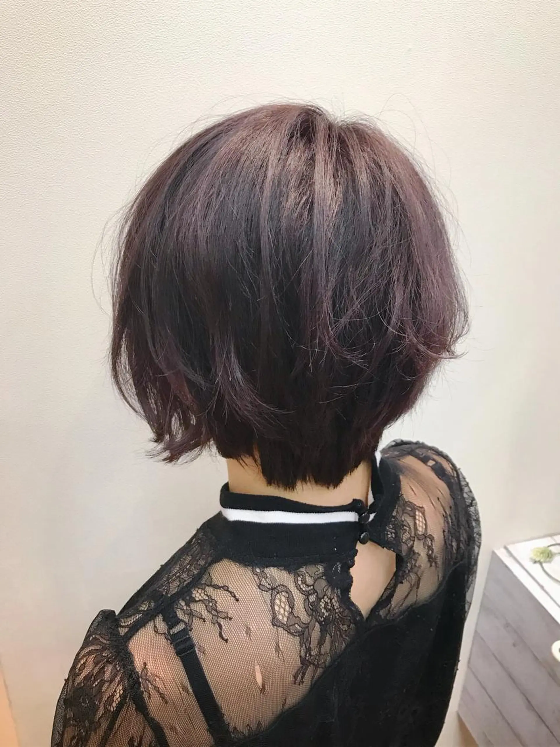 ショート カラー グレージュ バイオレットカラー バイオレットグレージュ ショートヘア カット ヘアカラー トリートメント 髪質改善カラー ケアブリーチ/タムのヘアスタイル