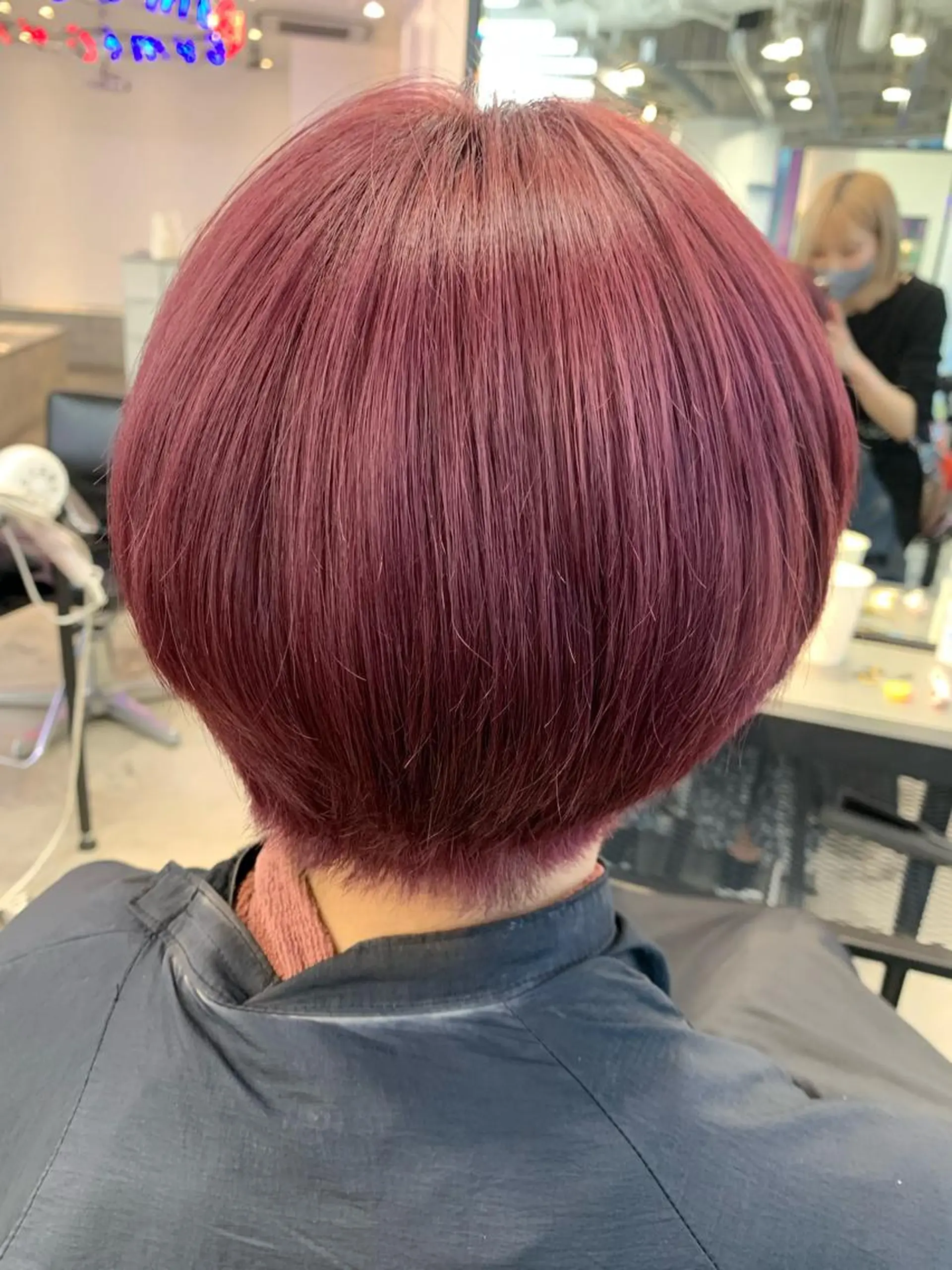 ショート カラー ヘアアレンジ ブリーチ ピンクカラー ピンクパープル パープルカラー 卒業式のヘアスタイル ﾚｲﾔｰ/ﾊｲﾄｰﾝ ೀユイ🌙のヘアスタイル