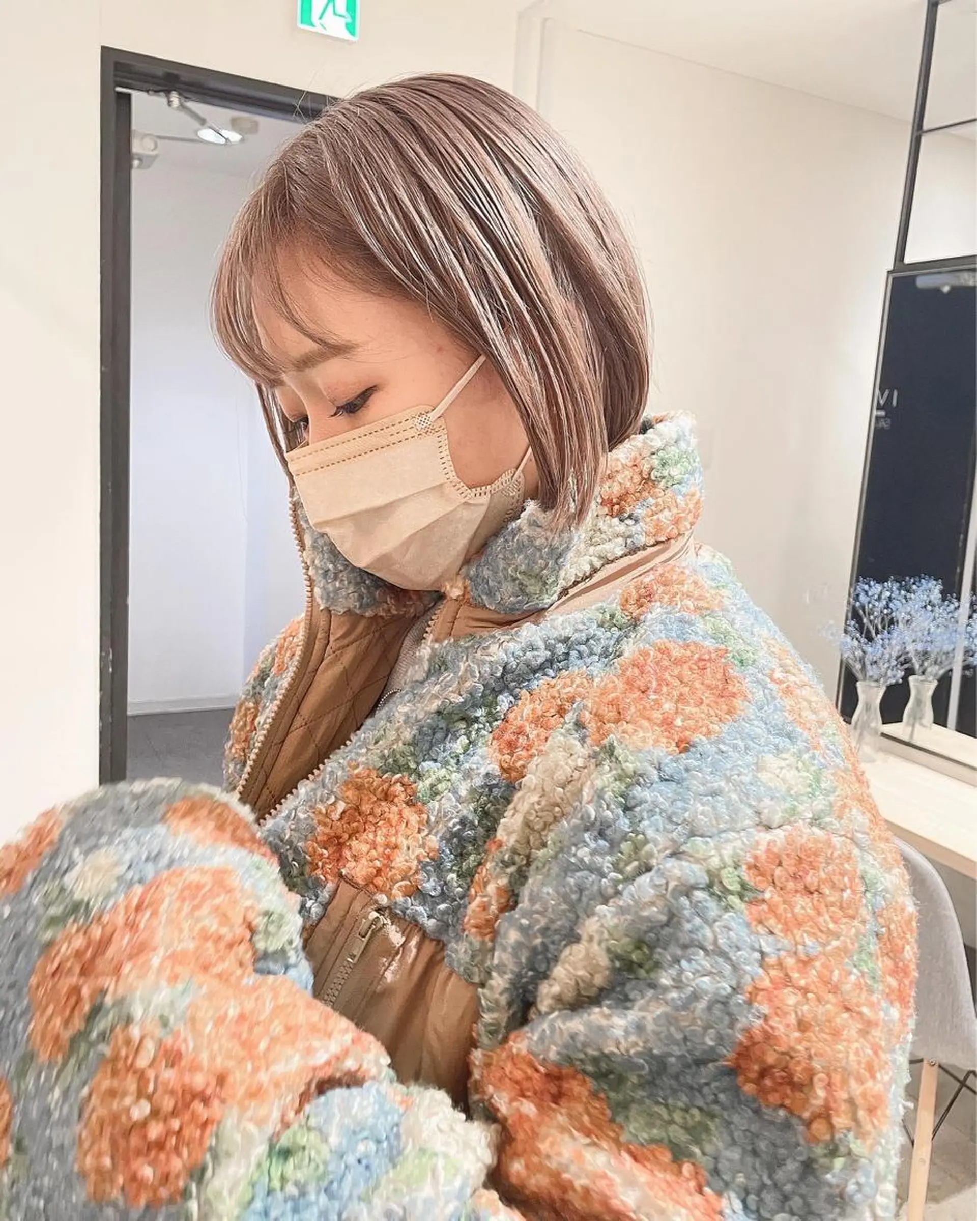 ショート カラー ベージュカラー ハイトーンカラー ボブ カット ヘアカラー トリートメント Loom.所属・村上雅人 ナチュラルモードのヘアスタイル