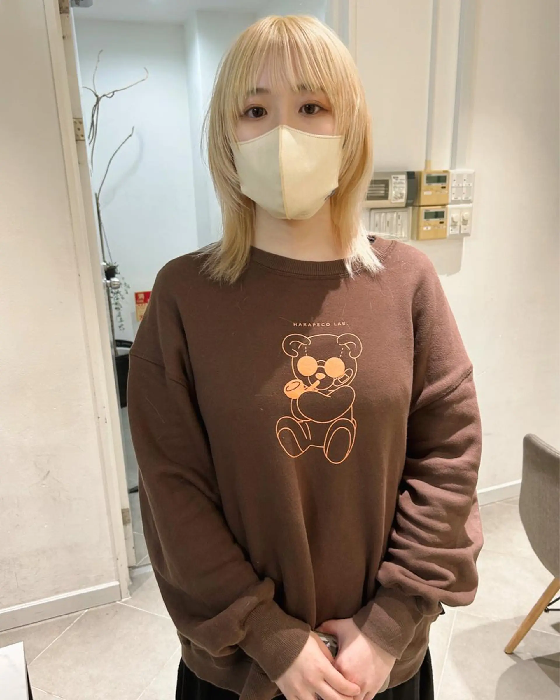 ミディアム カラー ブロンド ウルフカット カット ヘアカラー トリートメント Loom.所属・村上雅人 ナチュラルモードのヘアスタイル