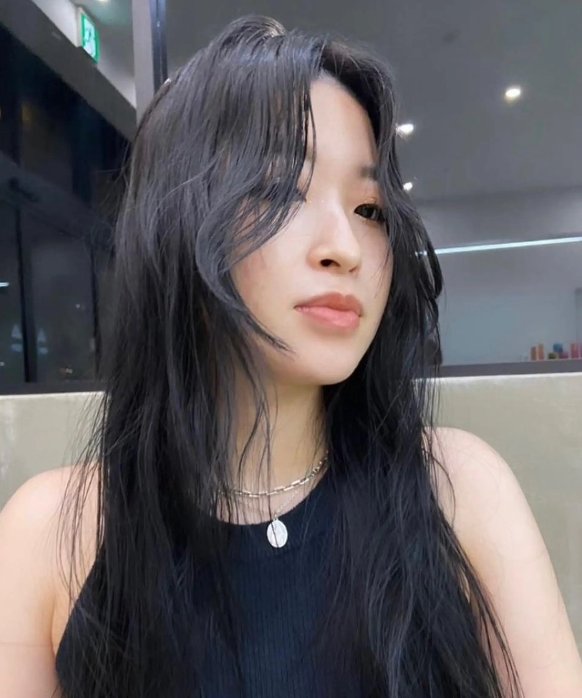 ロング カラー 黒髪 ブルーカラー ブルーブラック 山岸 未玖のヘアスタイル