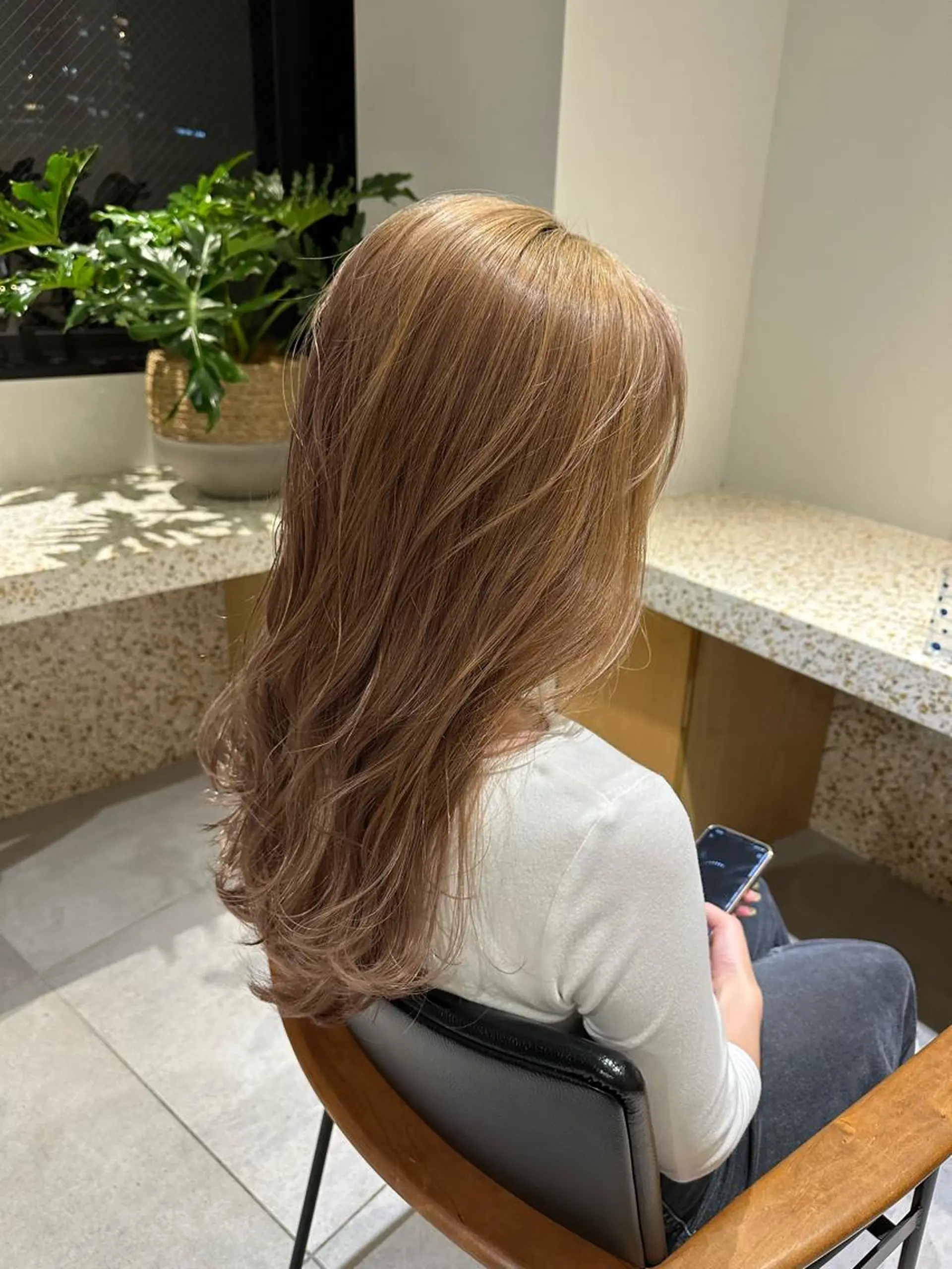 カラー ブリーチ グレージュ ピンクカラー 和田 あおいのヘアスタイル
