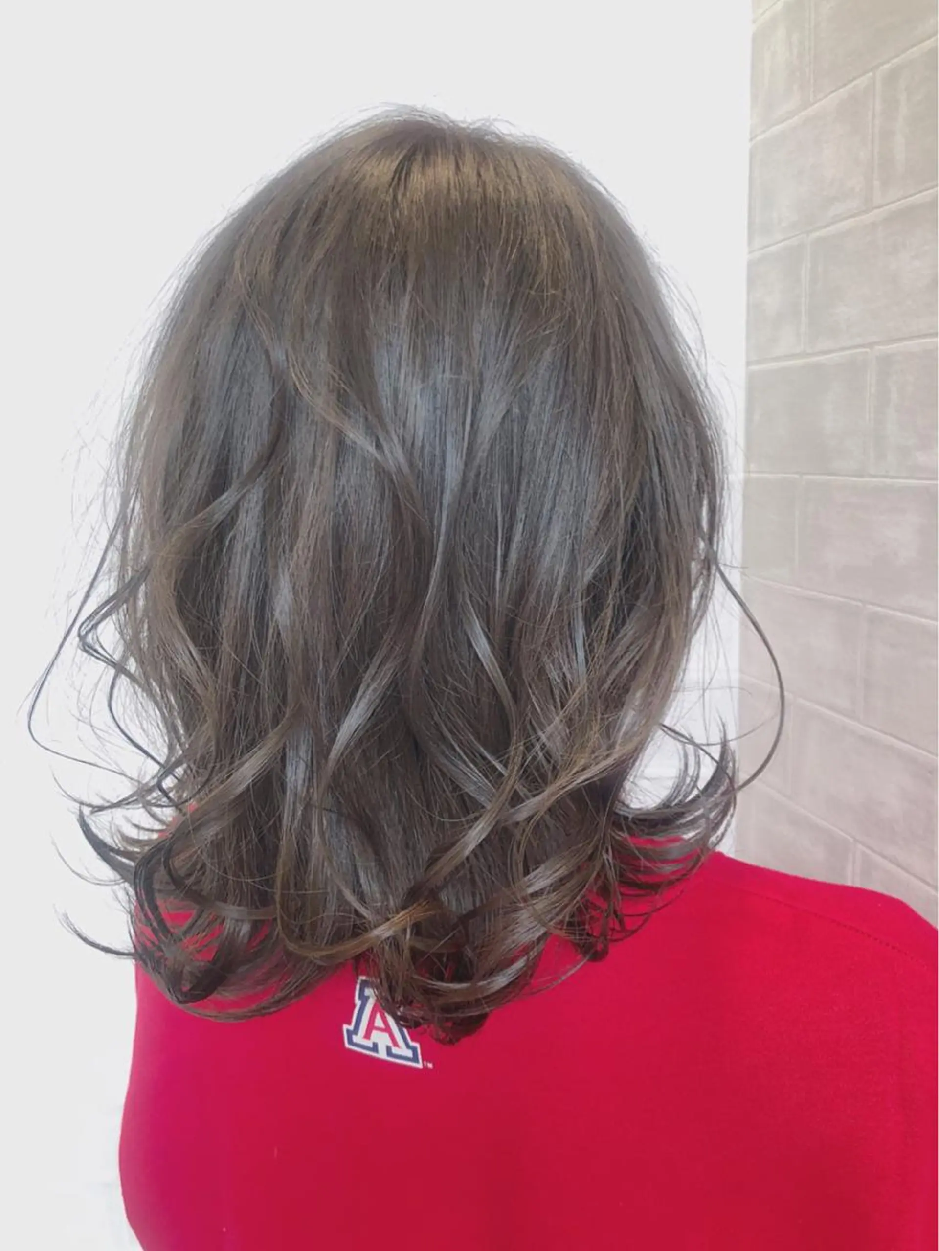 ミディアム カラー ヘアアレンジ ベージュカラー ブリーチ オリーブベージュ 久保田 茜のヘアスタイル