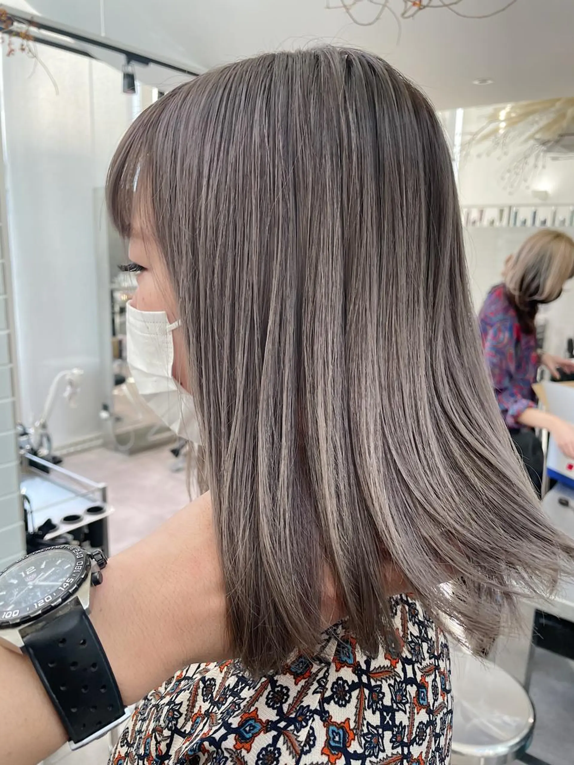 ミディアム カラー ダークグレー カット ヘアカラー トリートメント ayano/天神 ハイトーン/レイヤーのヘアスタイル