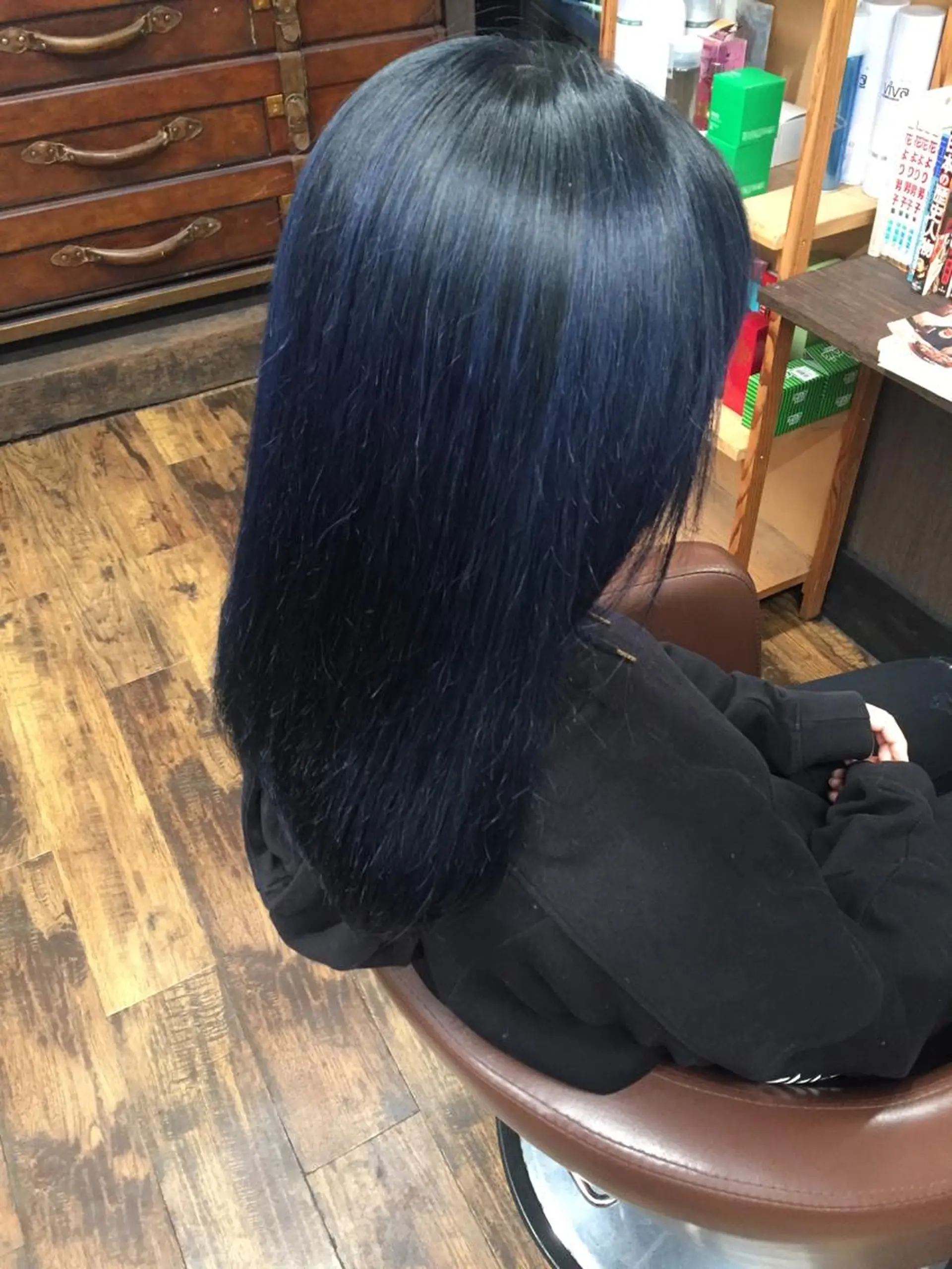 カラー 黒髪 ブルーカラー ブルーブラック ブルージュ カット ヘアカラー 香川 裕基のヘアスタイル