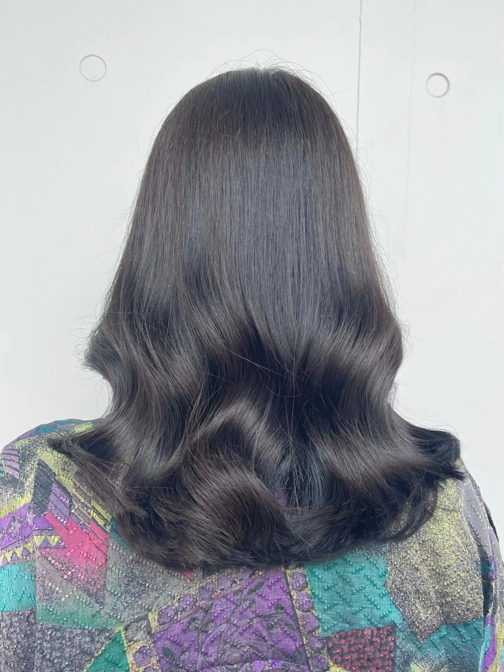 セミロング カラー アディクシーカラー 黒髪 ブリーチ ブルーカラー ブルーブラック ヘアカラー トリートメント もにか🌞原宿/渋谷 🌝ブリーチカラーのヘアスタイル