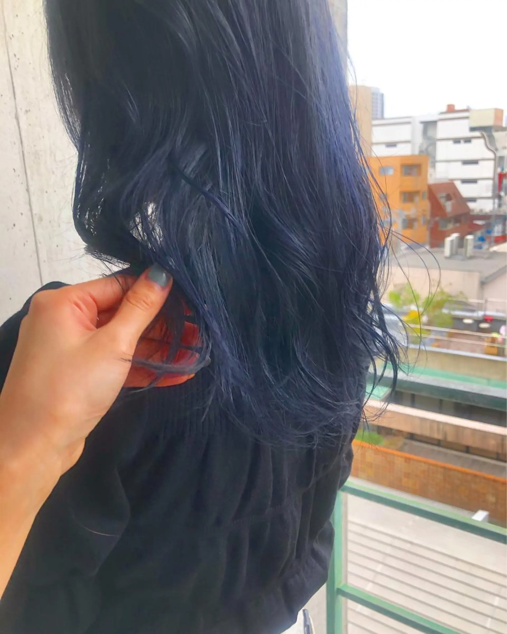 ロング カラー ブリーチ ブルーカラー ネイビーカラー 宮本 円のヘアスタイル