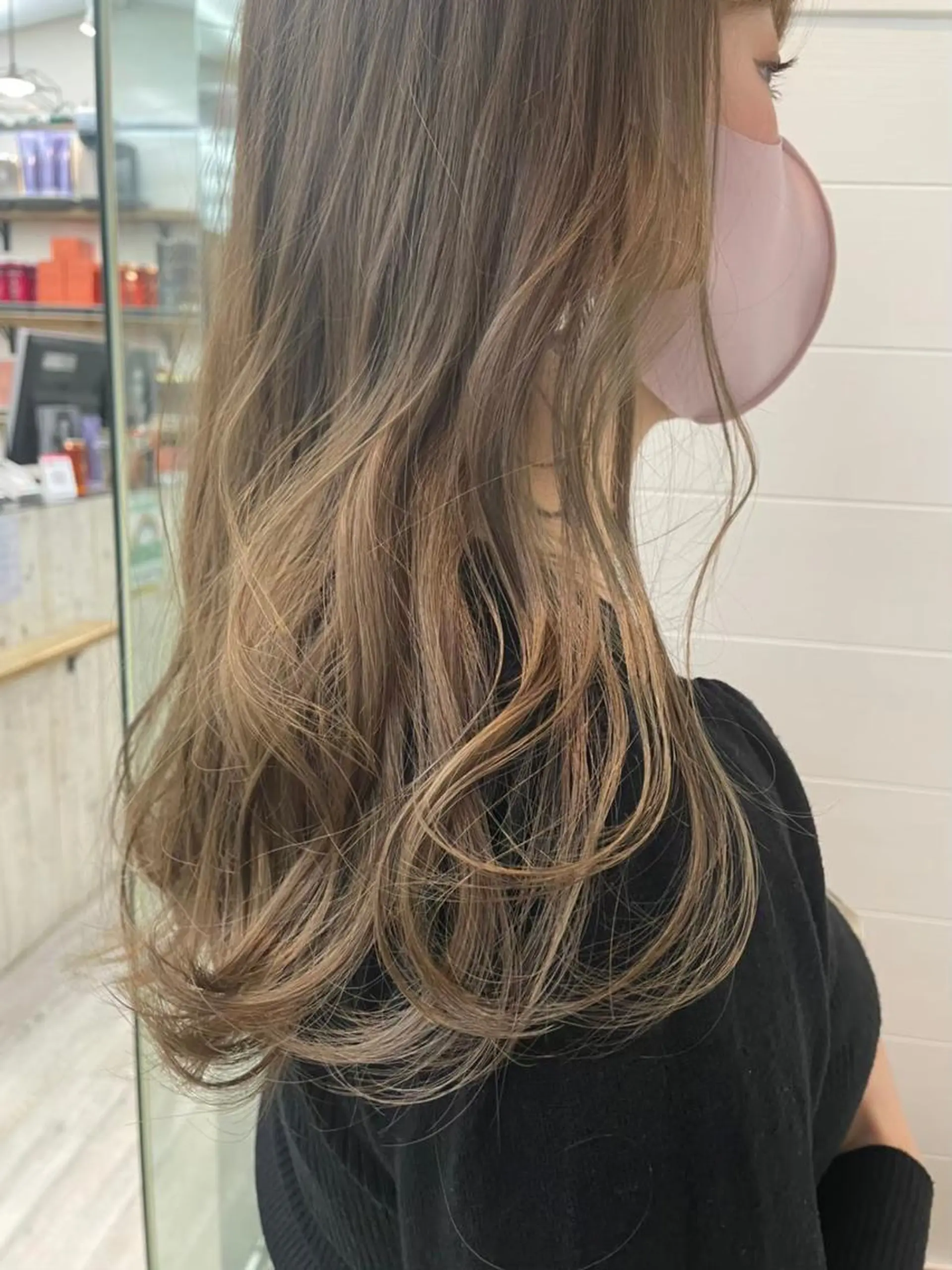 ロング カラー パーマ ベージュカラー ブリーチ デザインカラー フォギーベージュ イルミナカラー N° +aero 横浜のヘアスタイル