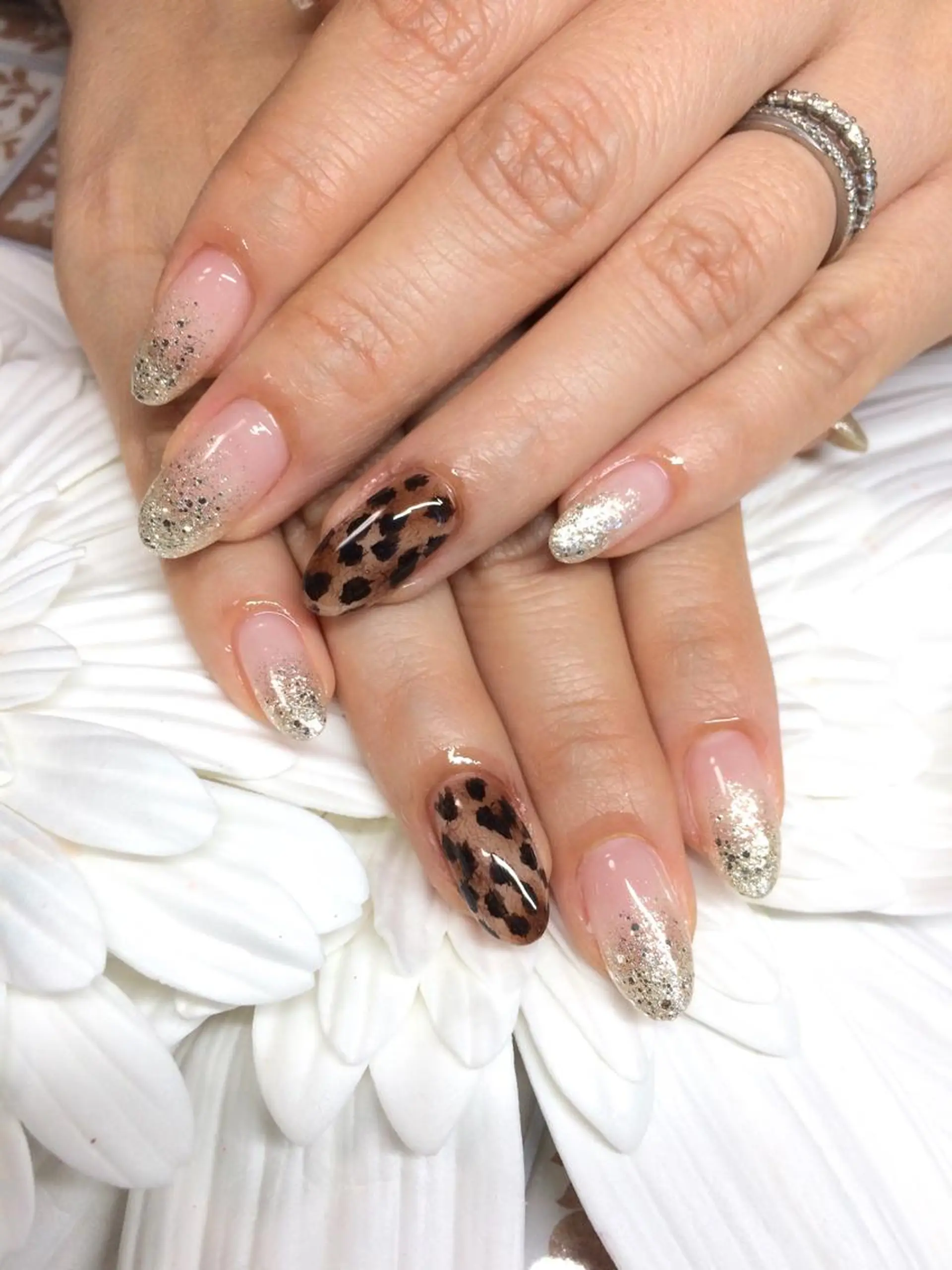 ネイル アニマル柄 グラデーション ラメ(グリッター) ラメグラデーション ハンドネイル Nailsalon E's cafeのネイルデザイン