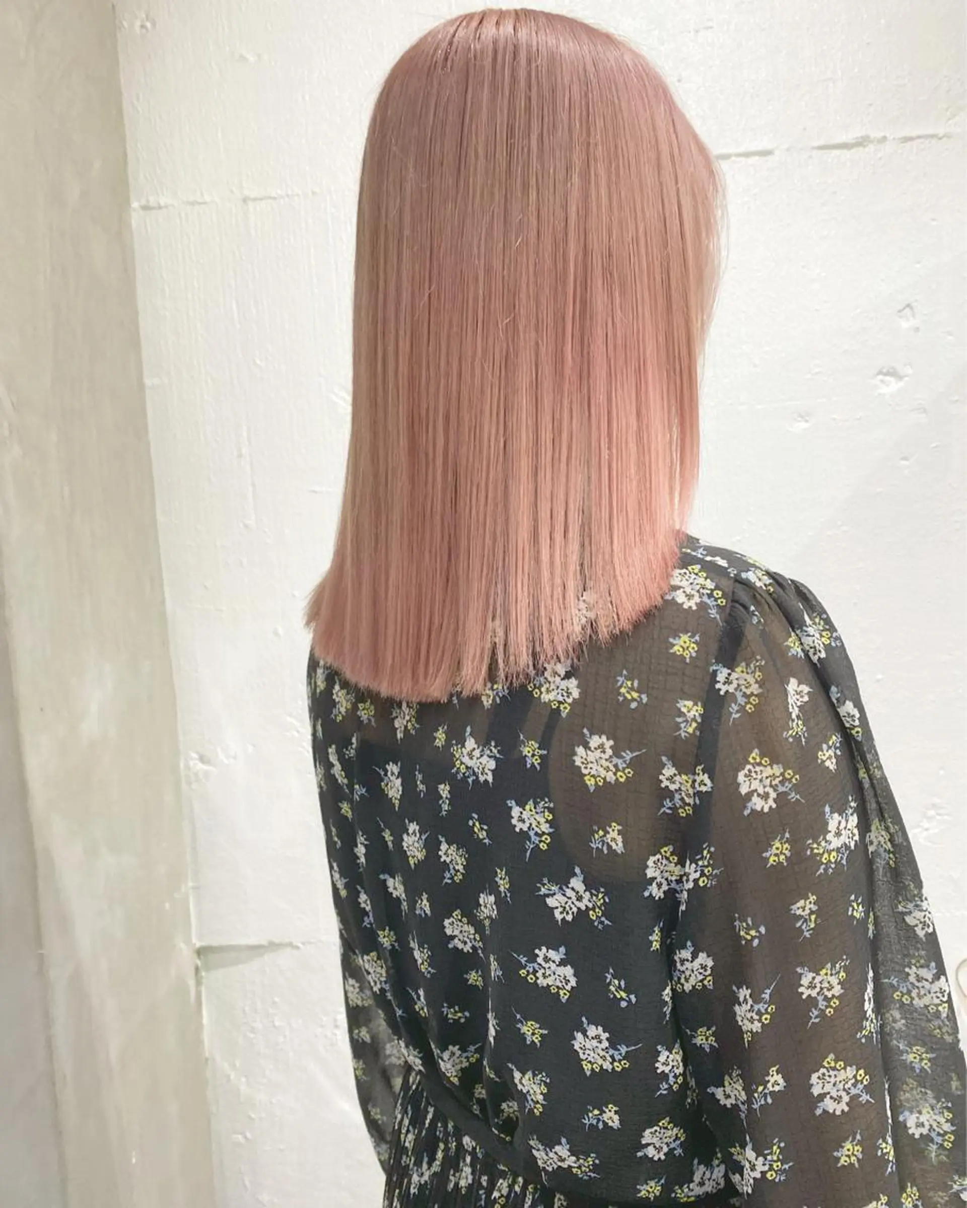 ミディアム カラー ヘアアレンジ 切りっぱなしボブ ミディアムパーマ アッシュ アッシュグレー バレイヤージュ 抜きっぱなしブロンド ササキカズマのヘアスタイル