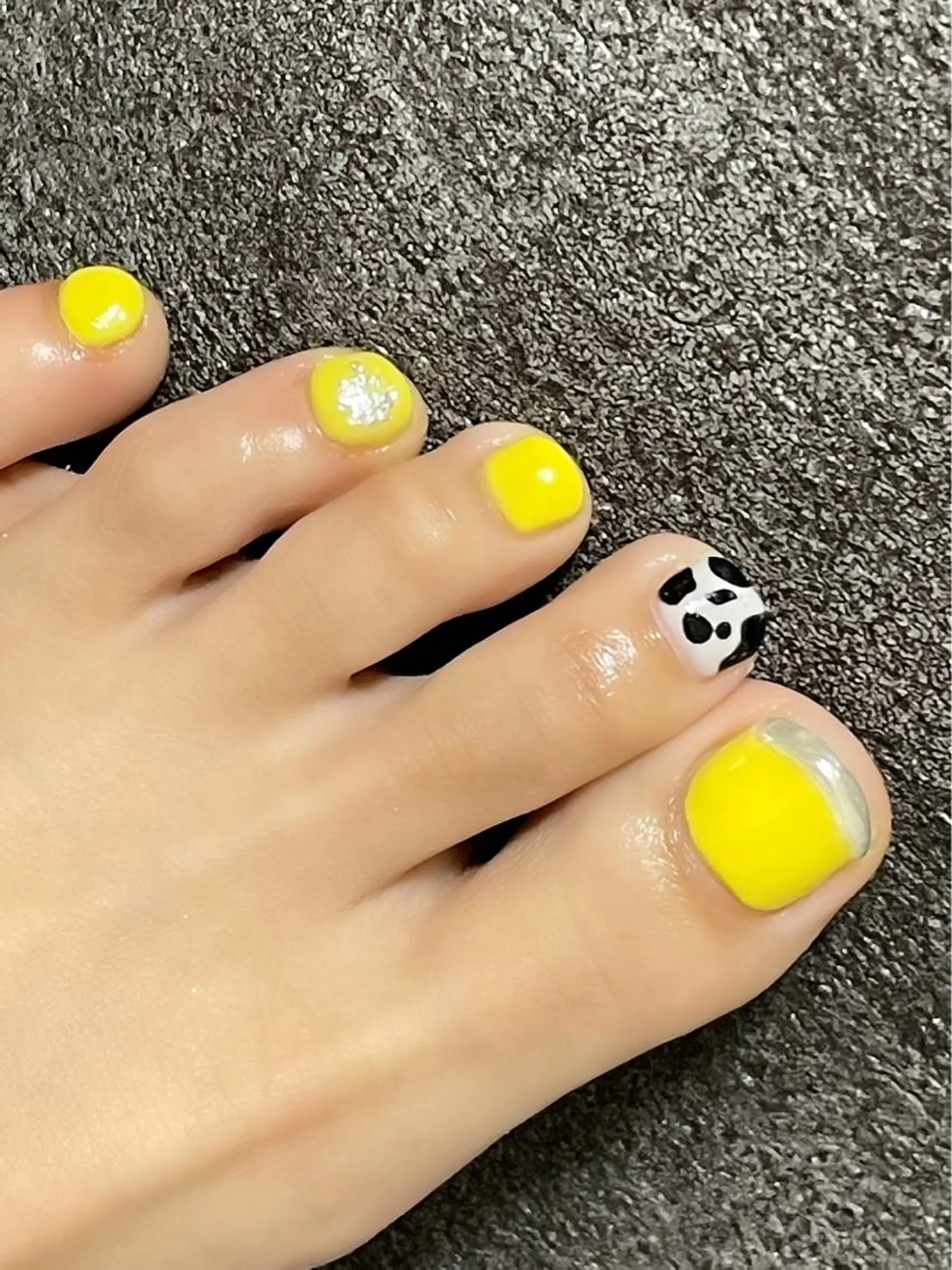 ネイル 黄色 フットネイル maison de charme Beauté所属・Beaute IORIのネイルデザイン