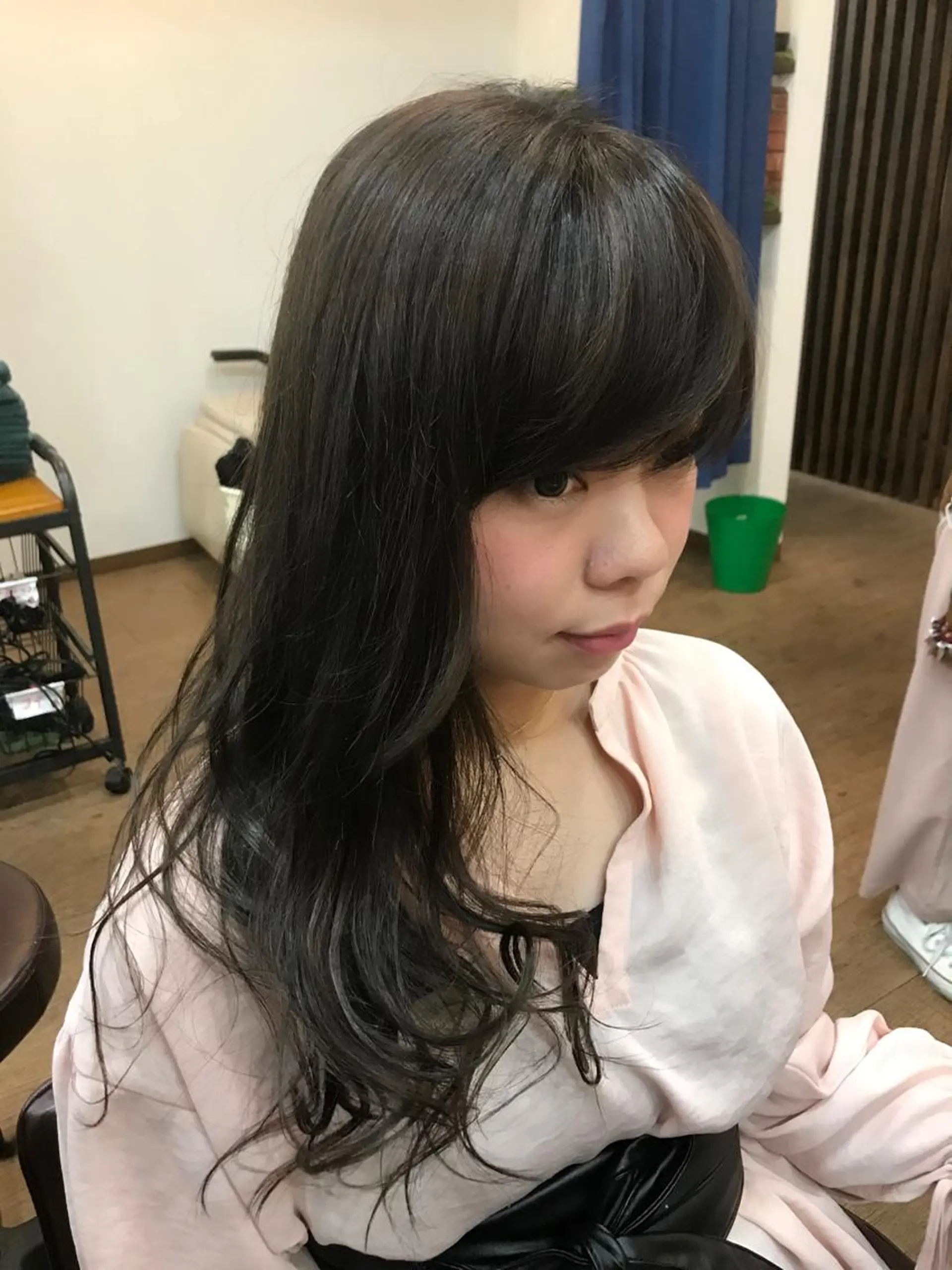 セミロング カラー アッシュ ダークグレー アンダーバーホワイト_WHITE所属・_WHITE芝本 賢吾【天王寺店】のヘアスタイル