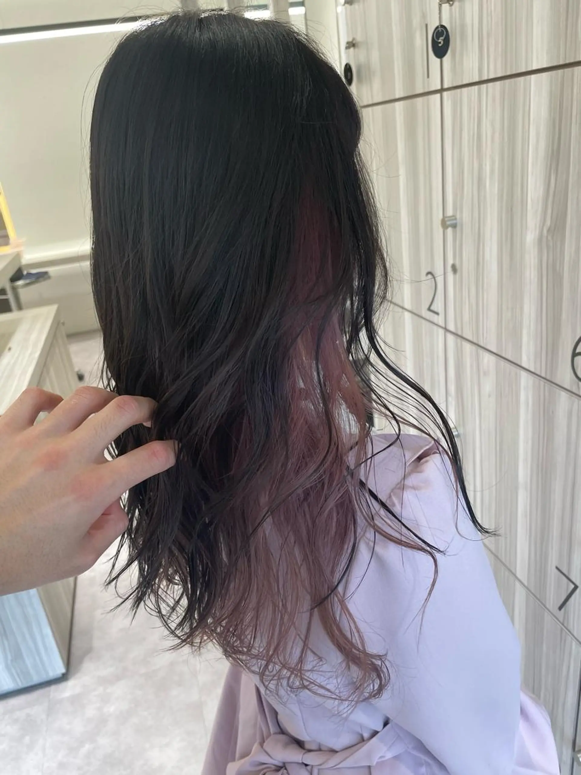 ロング カラー ブリーチ イヤリングカラー インナーカラー メンズ特化店長✨ 9/13空◎岡本一真のヘアスタイル