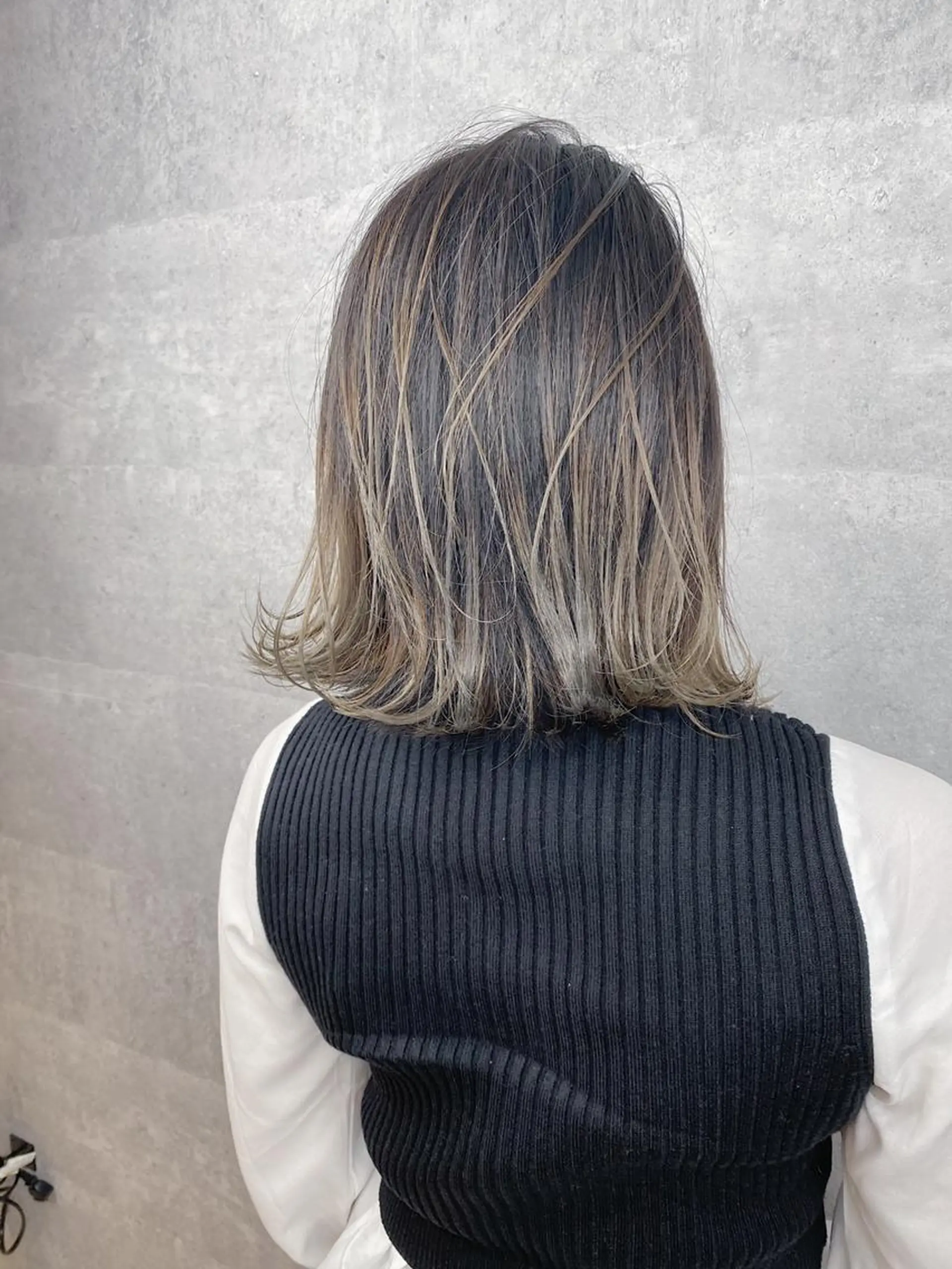 ミディアム カラー _WHITE 天王寺のヘアスタイル