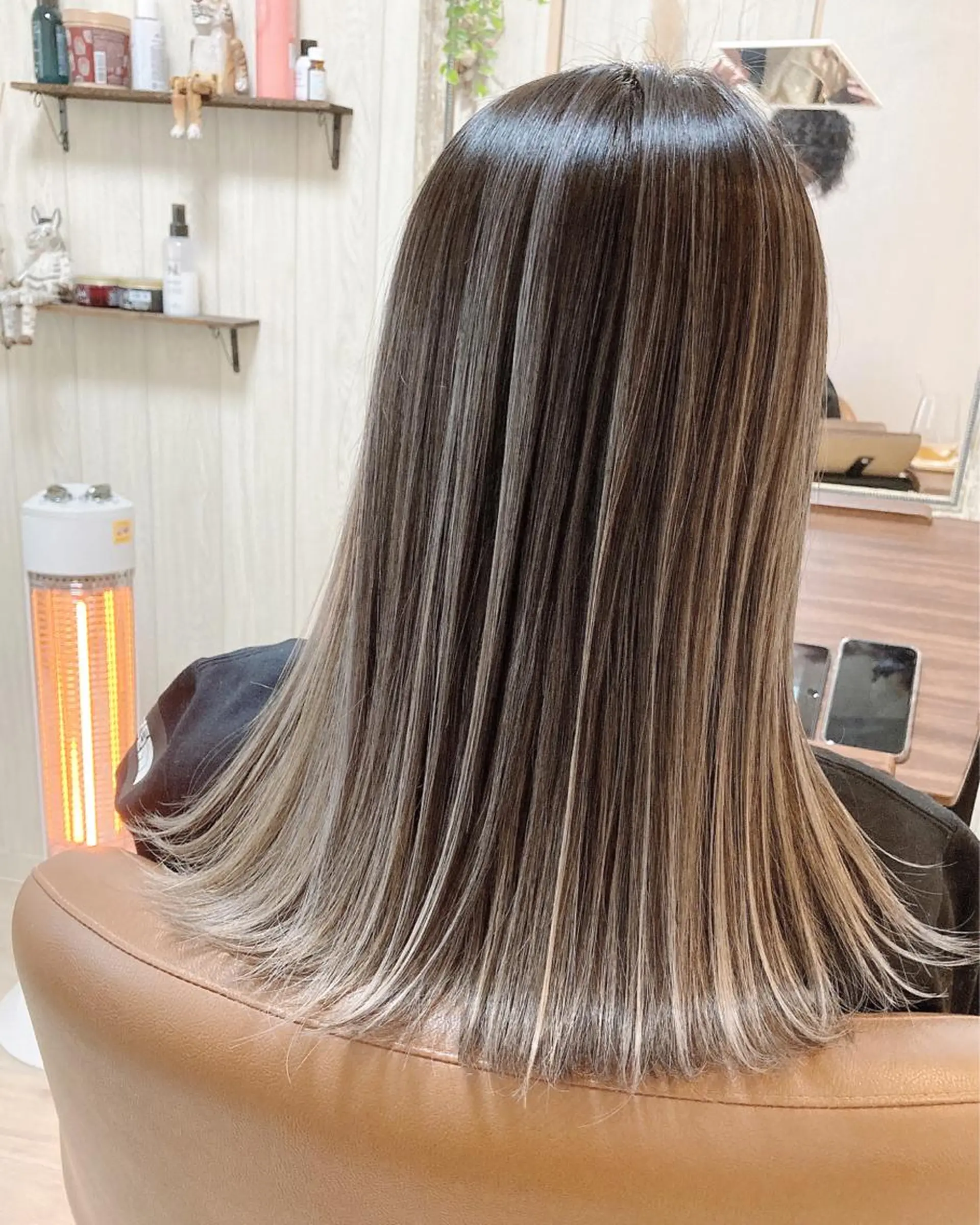 セミロング カラー MERCI所属・マツモト コウダイのヘアスタイル