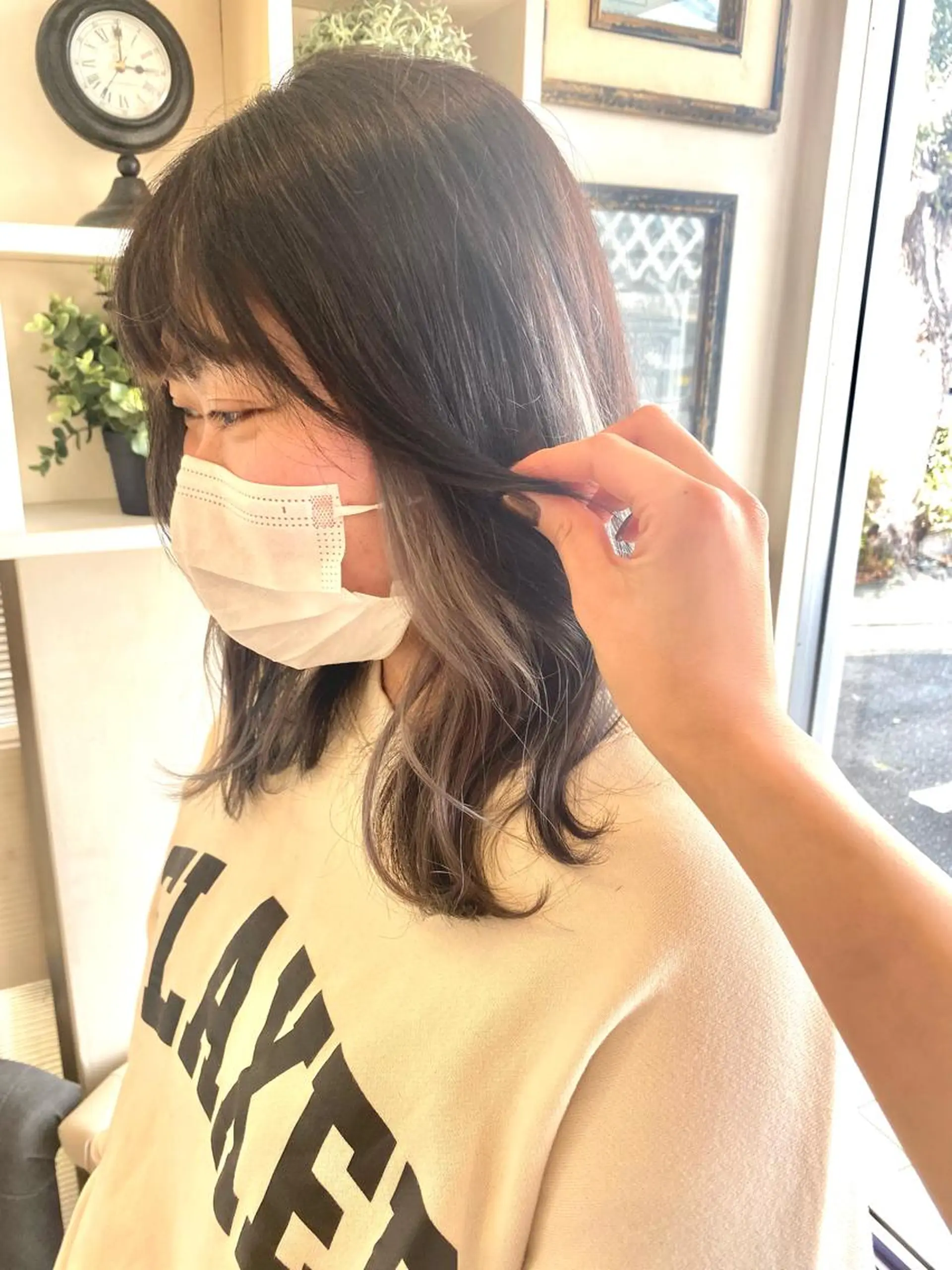 セミロング カラー ブリーチ インナーカラー シルバー 小野 茉奈美のヘアスタイル