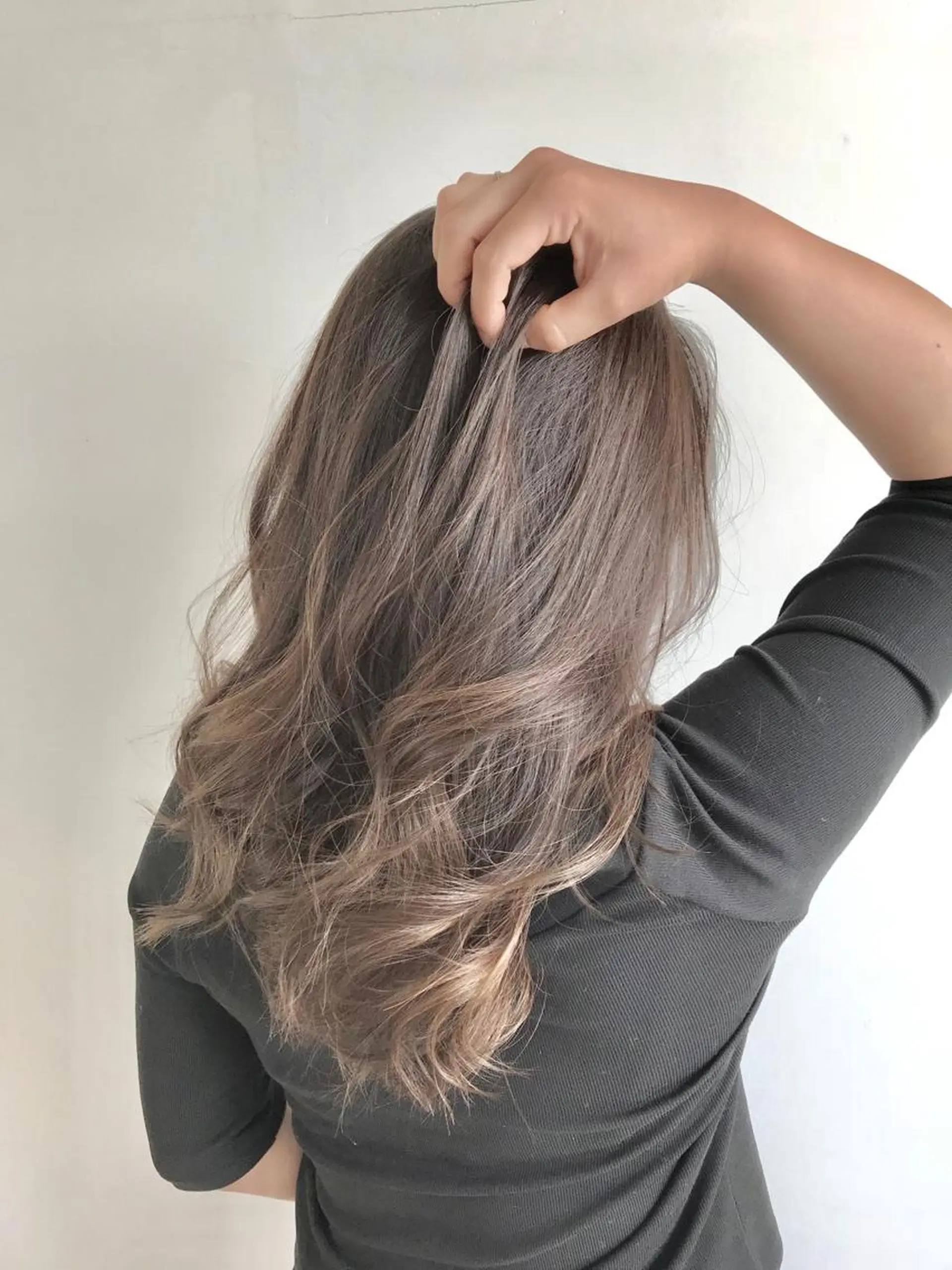 ロング カラー アッシュ ブリーチ ミルクティーアッシュ ブリーチなしカラー ヘアカラー トリートメント ヘッドスパ Akua【代表】 Kazumaのヘアスタイル