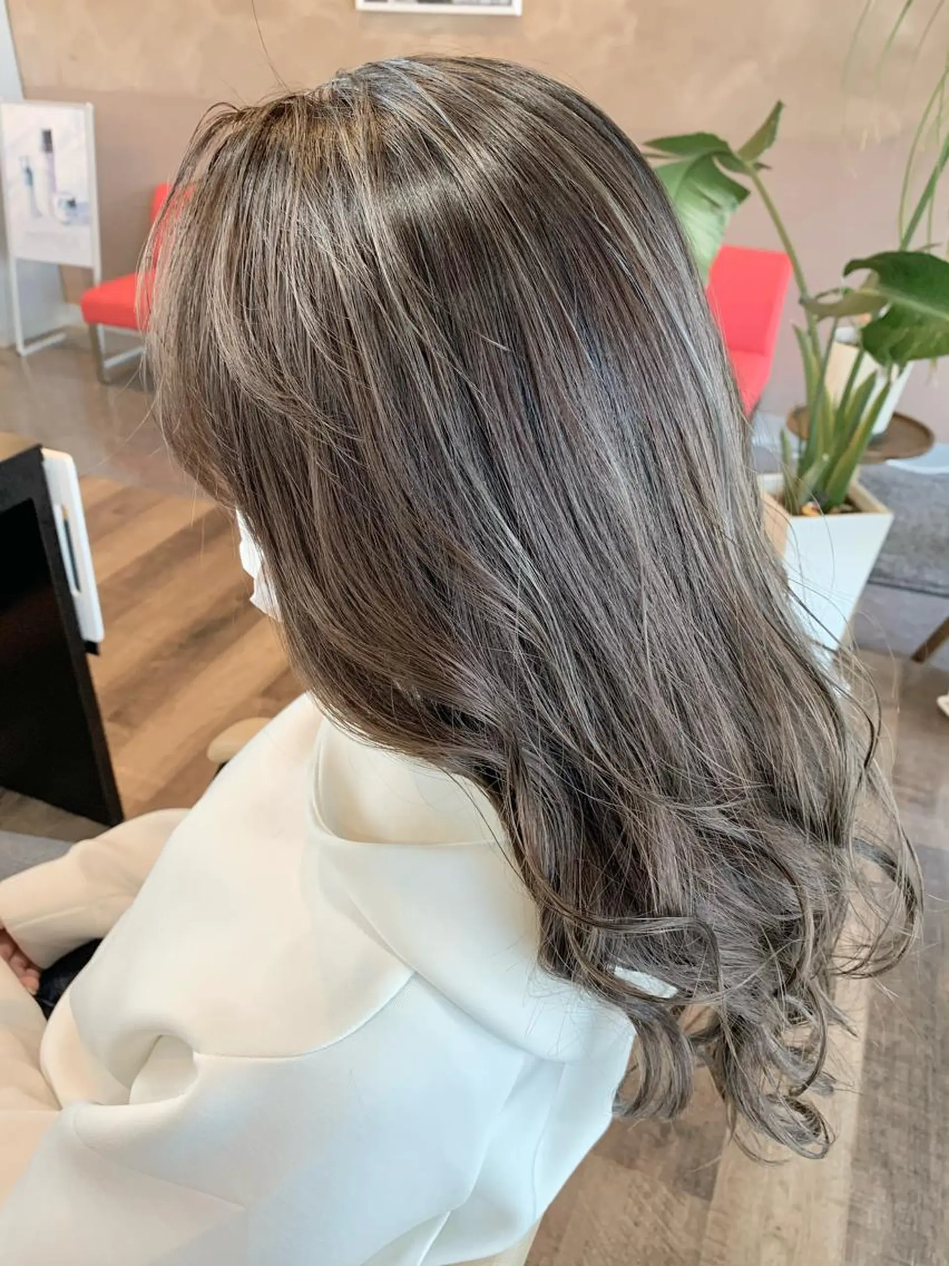 ロング カラー ベージュカラー ハイライトカラー シルバー シルバーベージュ ハイライト ヘアカラー トリートメント STYLE　EKI　CITY所属・【艶カラー】 STYLE 和泉俊希のヘアスタイル