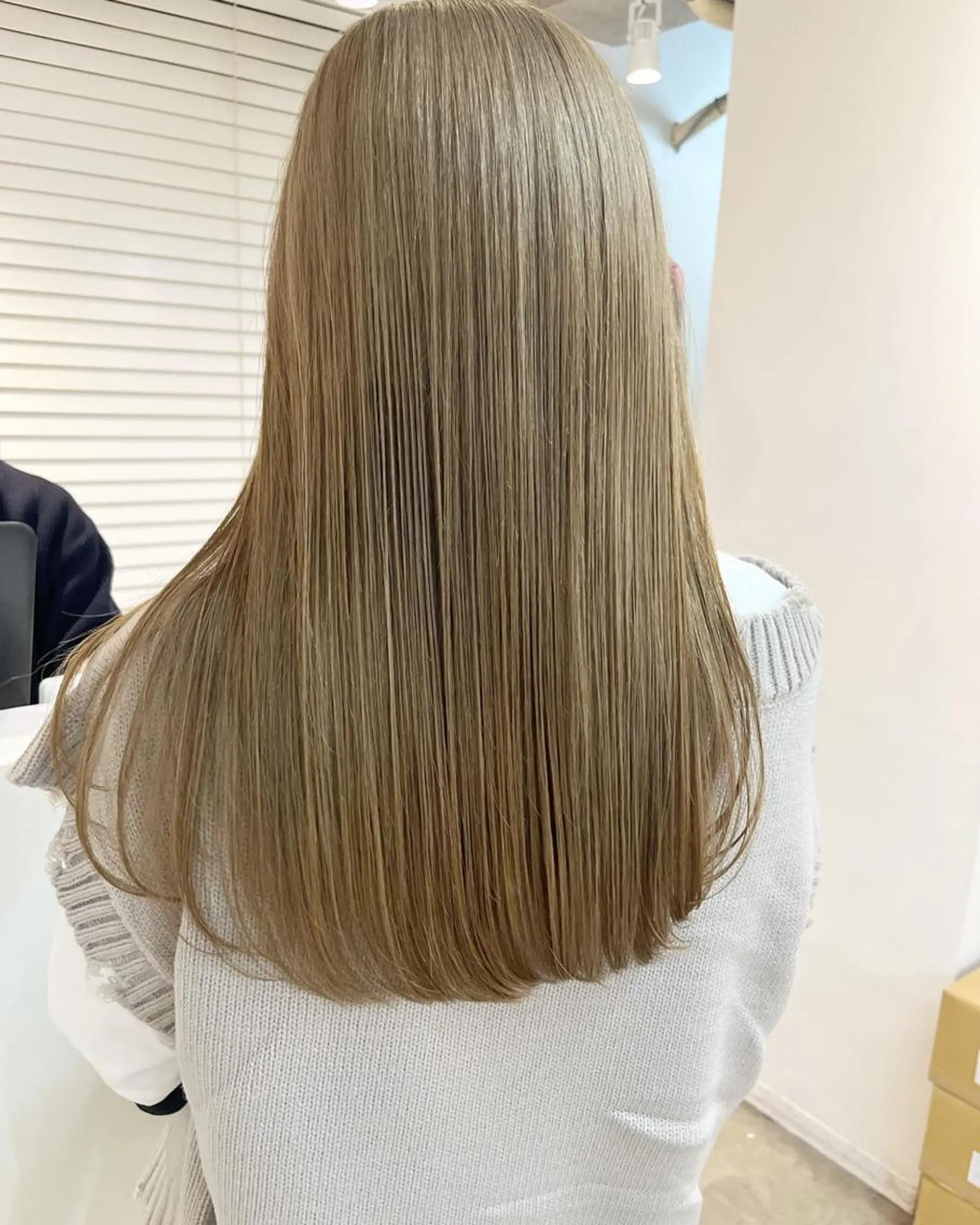 ミディアム カラー ヘアアレンジ ベージュカラー グレージュ ハイライトカラー ミルクティーベージュ くせ毛 韓国/髪質改善💘 櫻井かれんのヘアスタイル