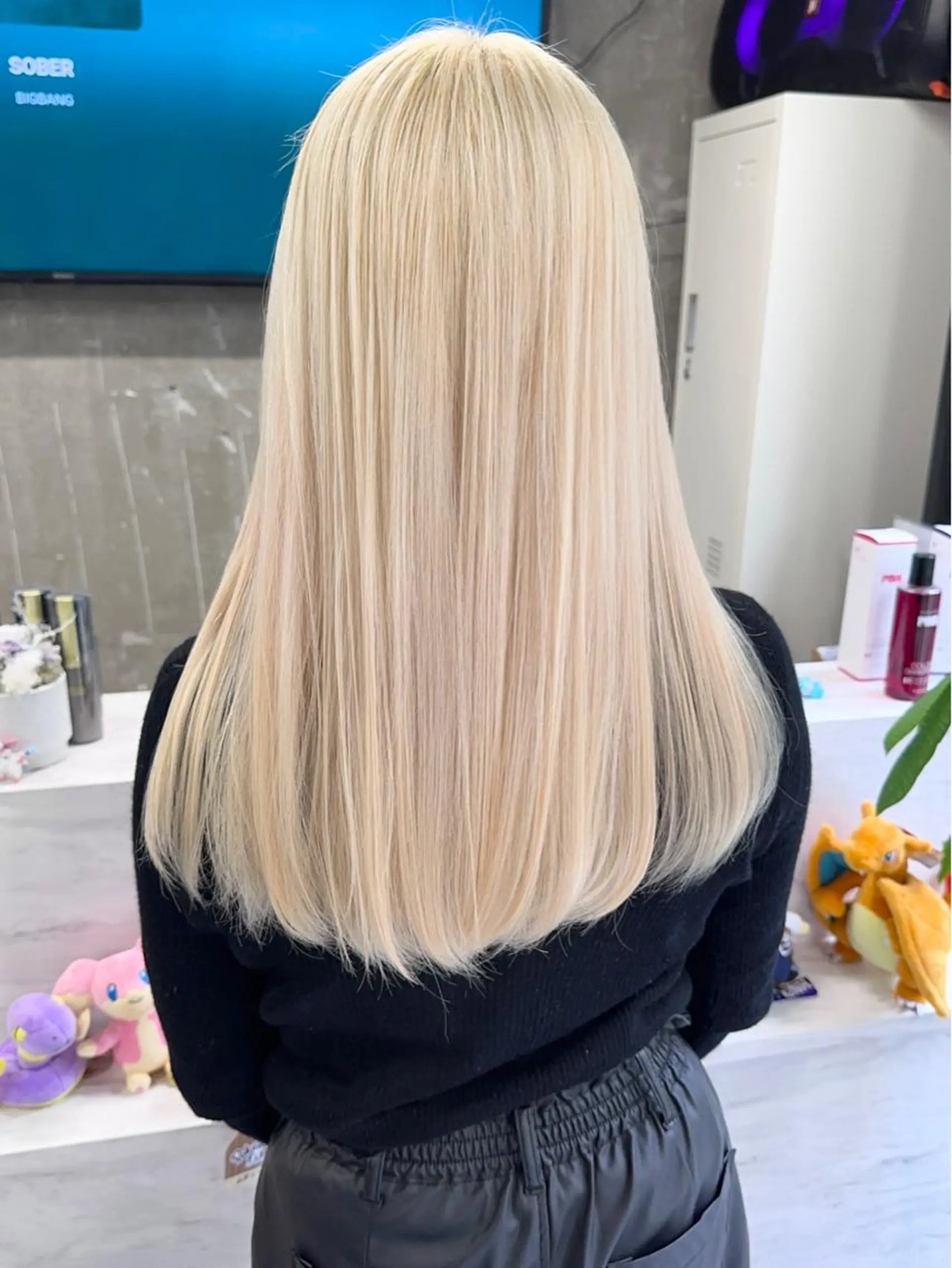 ロング 前髪カット🩶レイヤ ー🩶ハイトーン🩶のヘアスタイル