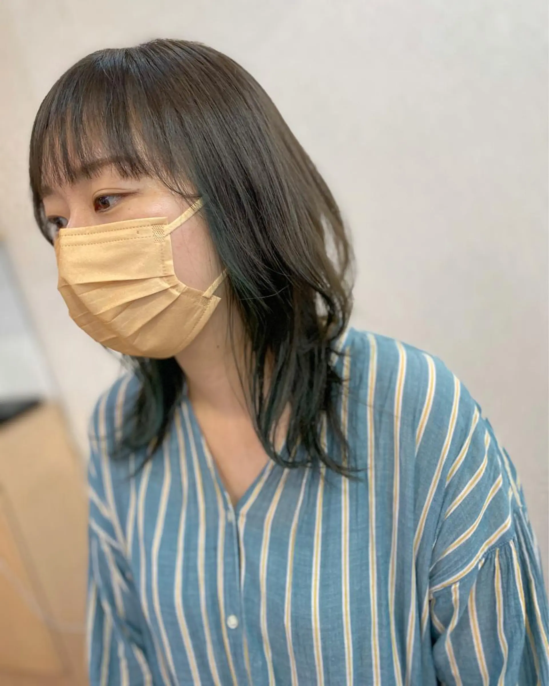 セミロング カラー イヤリングカラー 荒木 ひろかのヘアスタイル