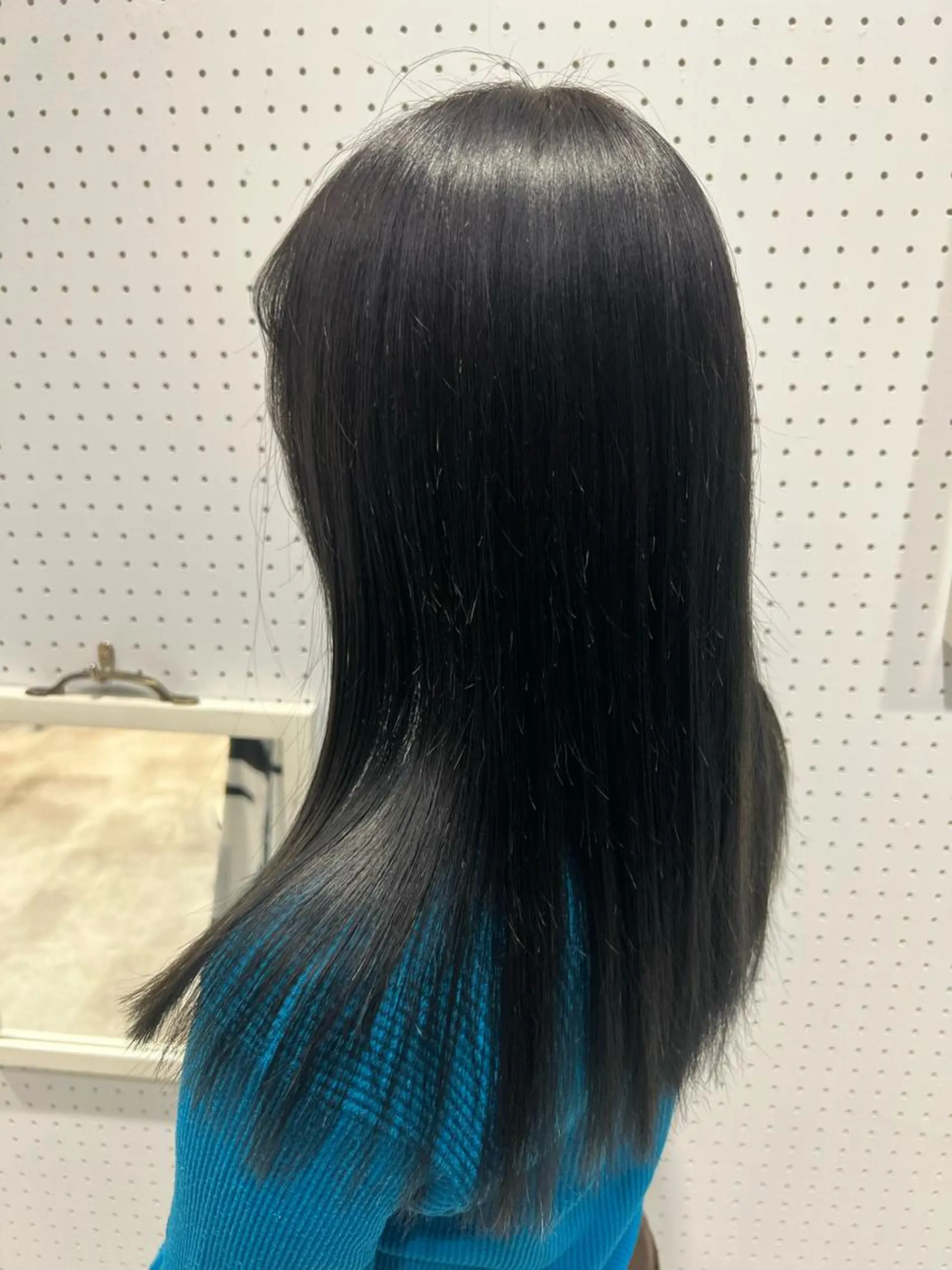 セミロング カラー 黒髪 ブルーカラー ブルーブラック ヘアカラー 樋口 初音のヘアスタイル