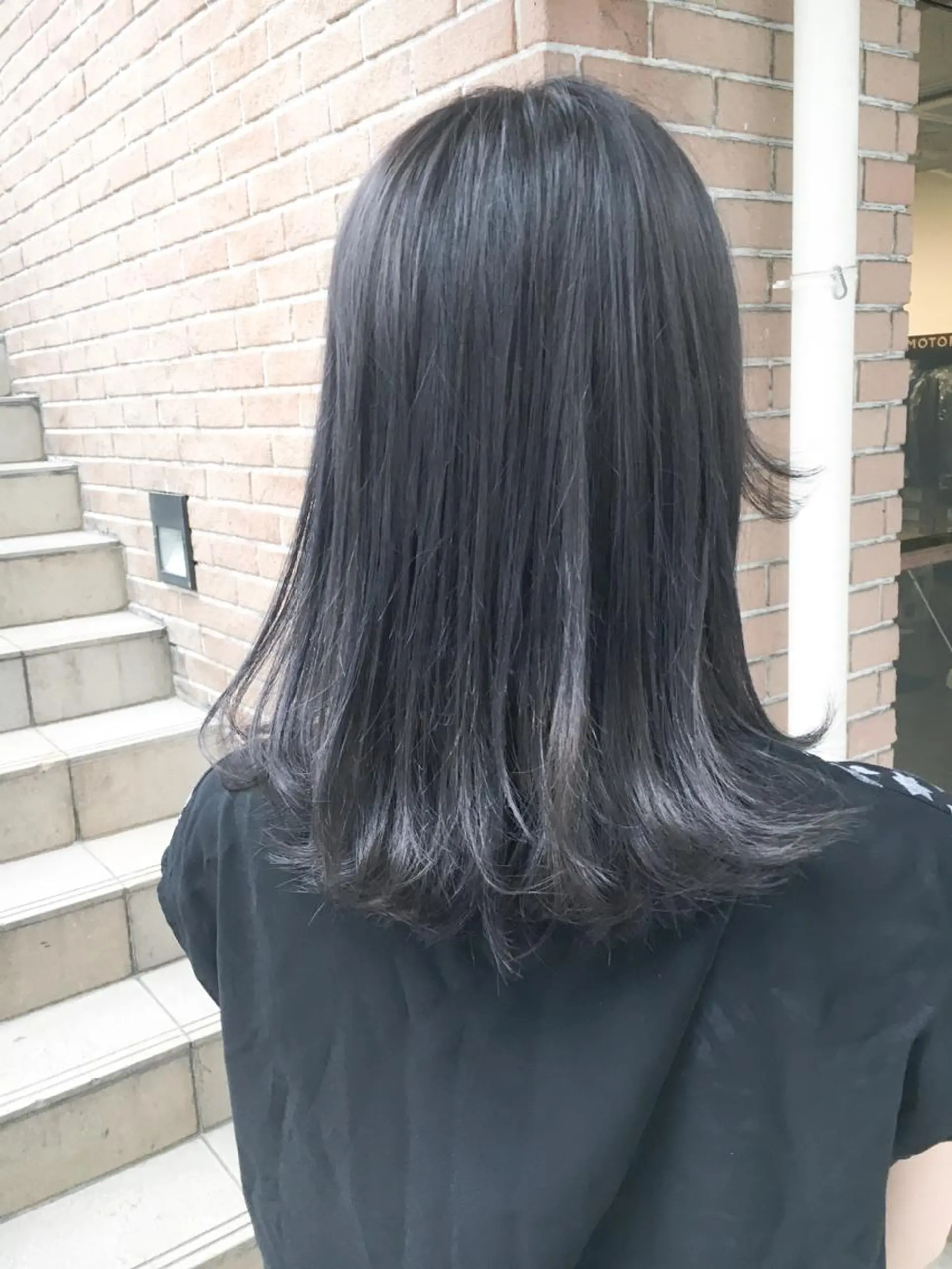 セミロング カラー ダークグレー ダブルカラー 北條 優輝のヘアスタイル