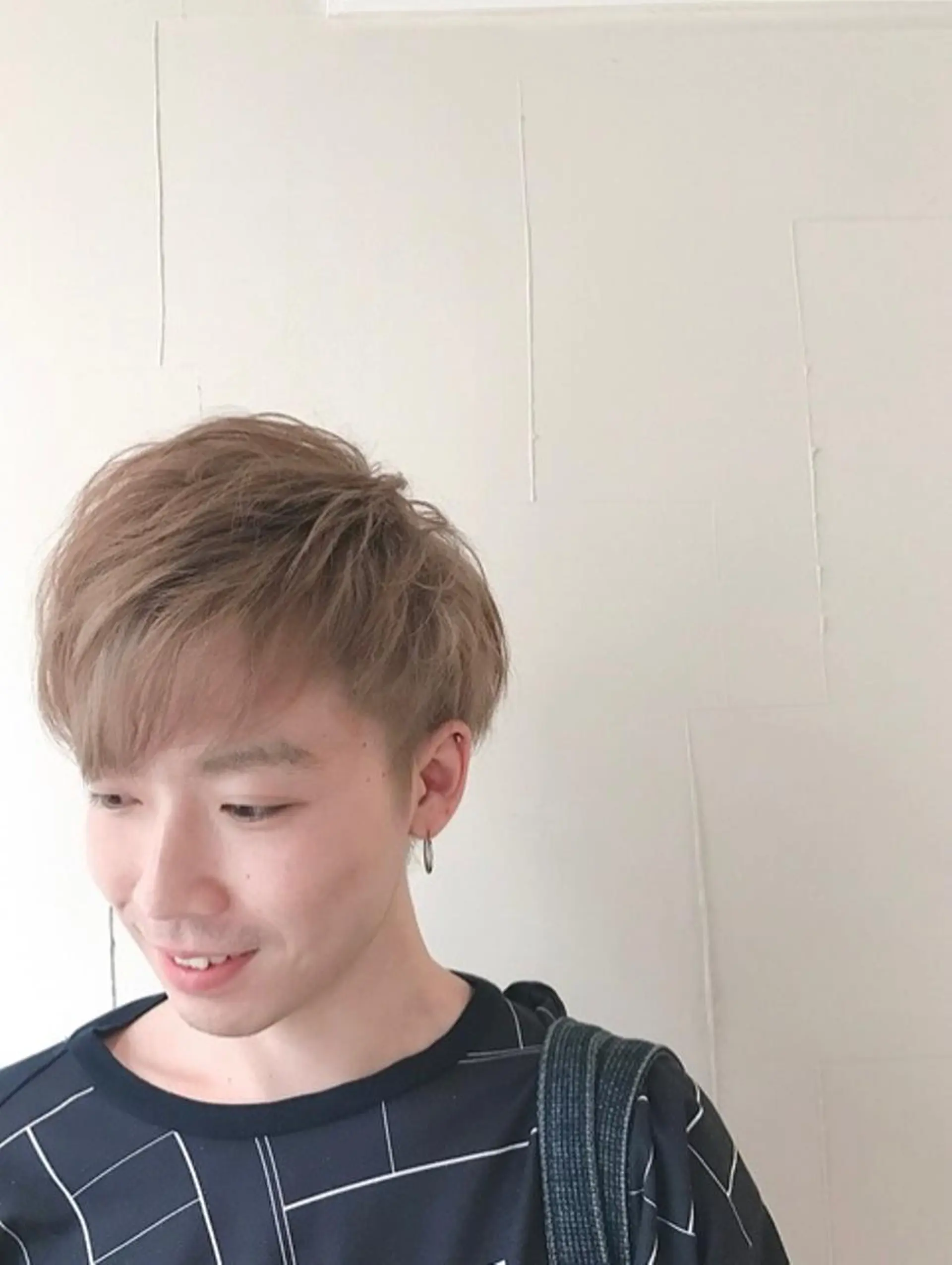 ショート カラー メンズ メンズハイトーン 透明感カラー ハイトーンカラー 岩永 梨玖のヘアスタイル