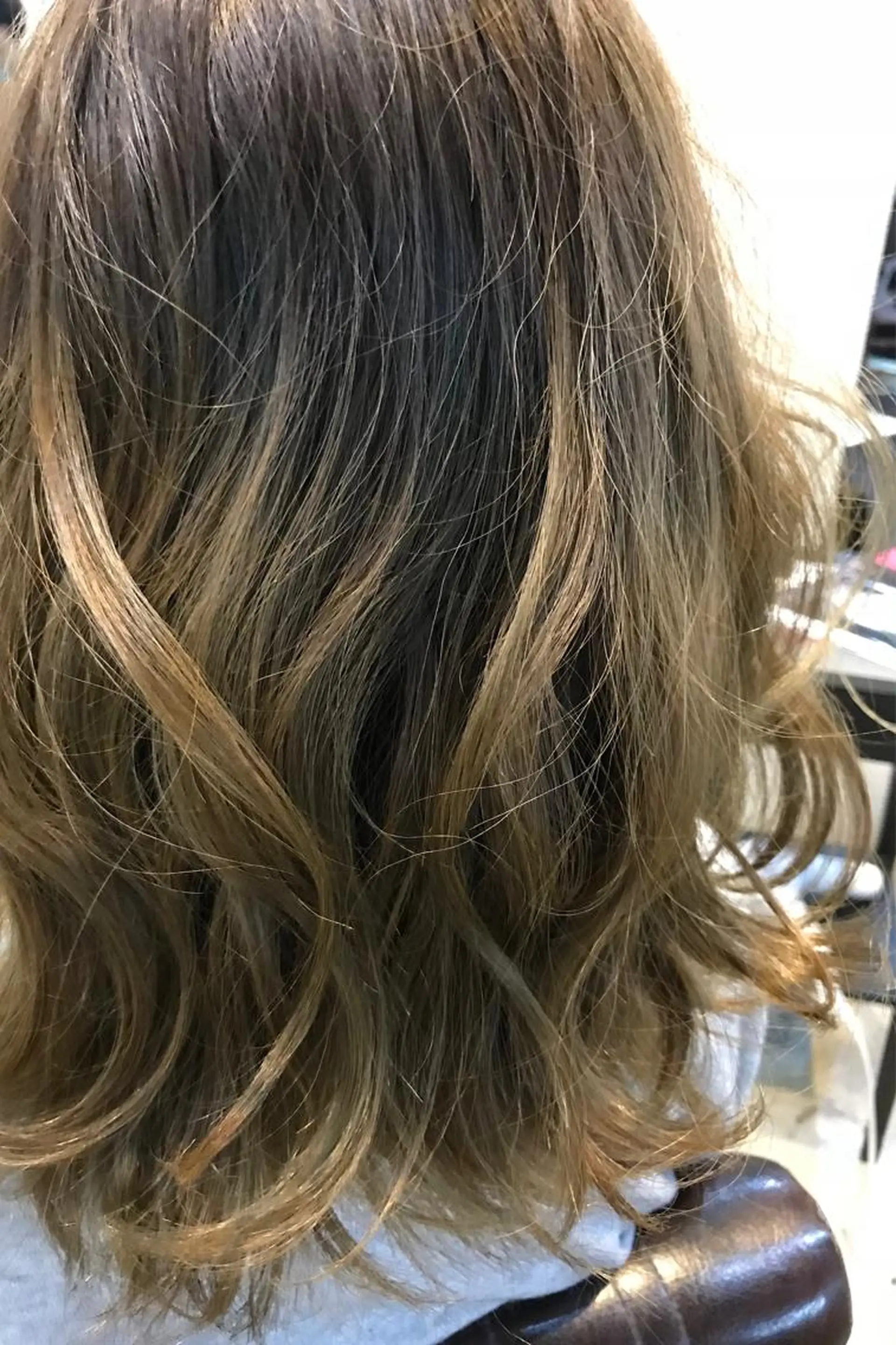 ミディアム カラー アッシュ バレイヤージュ ハイライトカラー ハイライト レイヤーカット 正分 真美のヘアスタイル