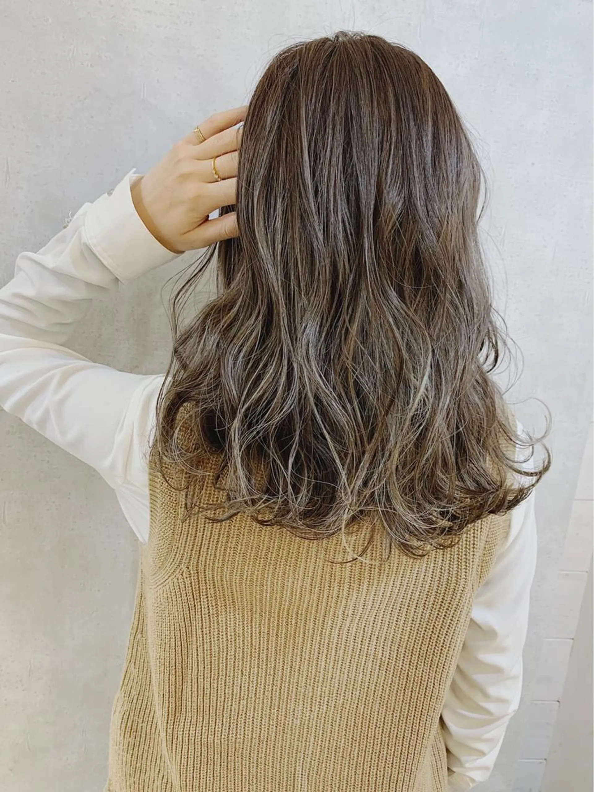 セミロング カラー ベージュカラー ハイライトカラー ハイライト _WHITE 難波本店のヘアスタイル