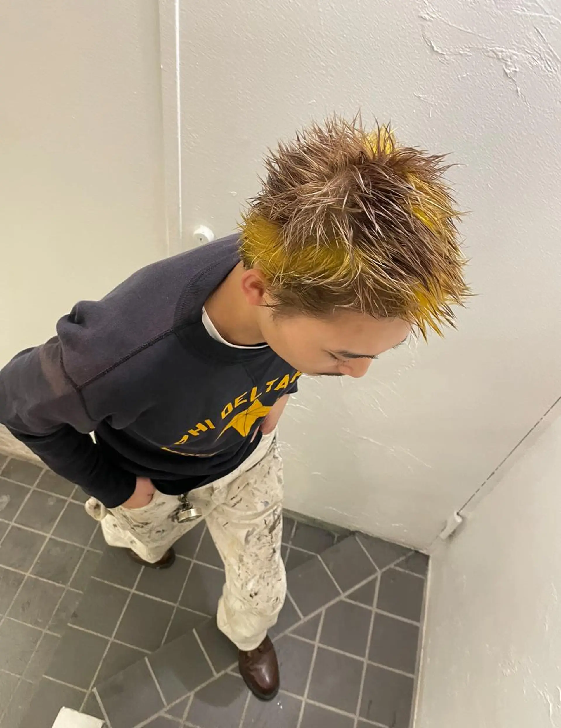 ショート カラー メンズ メンズバレイヤージュ メンズブリーチ センターパート フェードカット メンズハイライト ヘアカラー トリートメント スパイラルパーマ 🌐hina⭐️のヘアスタイル