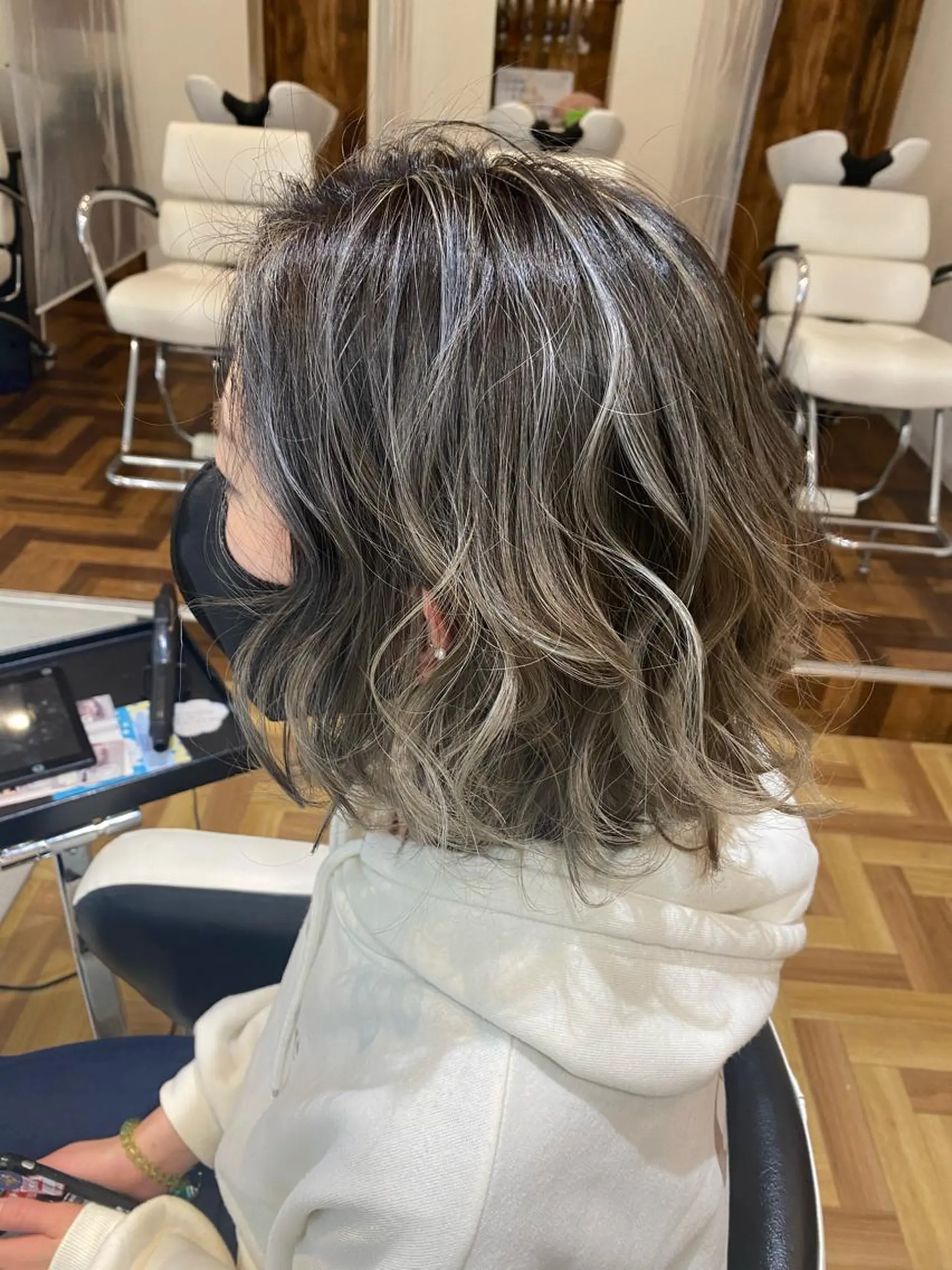 カラー 高木 麻知子のヘアスタイル