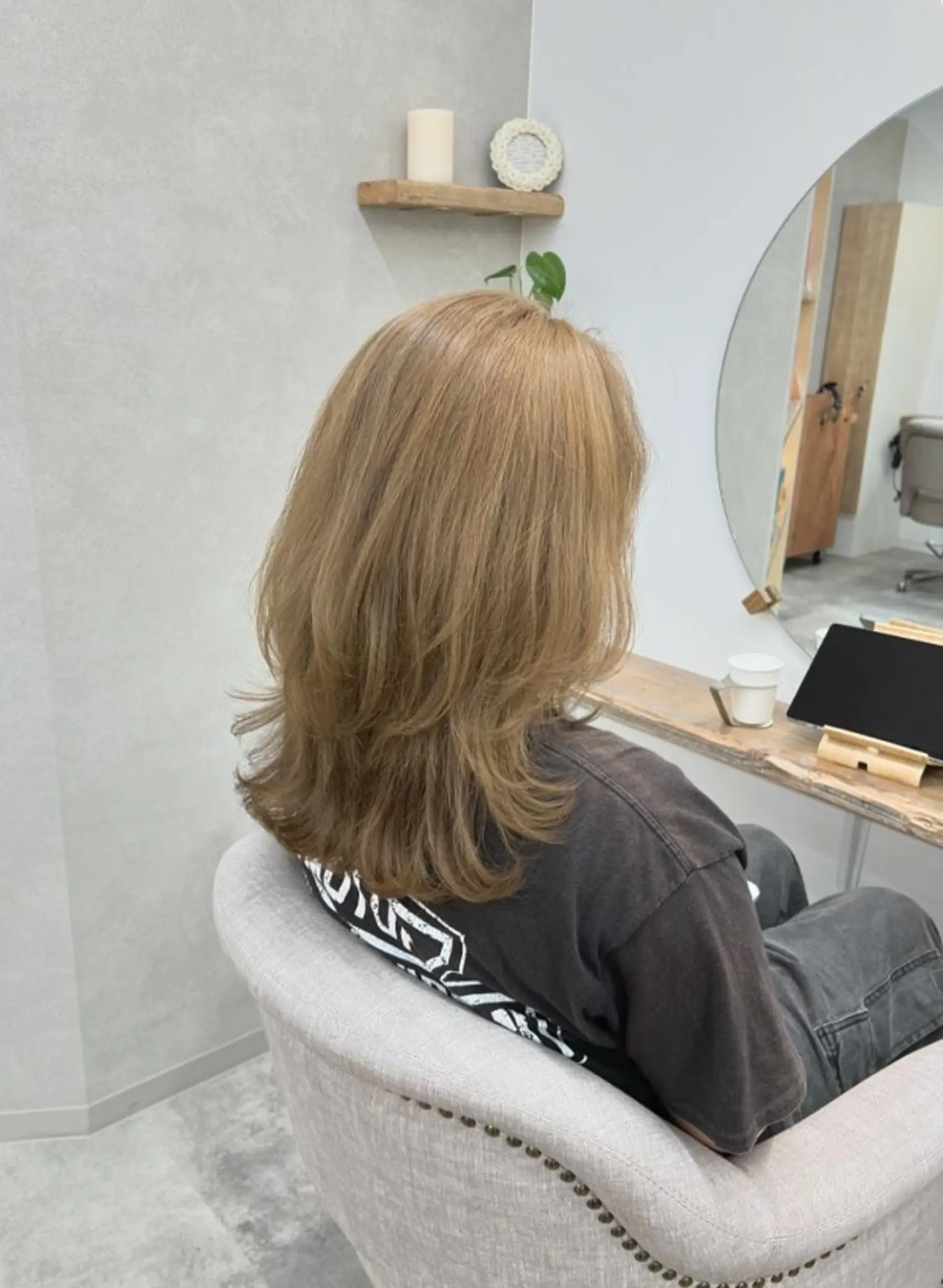 セミロング カラー ベージュカラー ブリーチ ハイトーンカラー ミルクティーベージュ Seina セイナのヘアスタイル