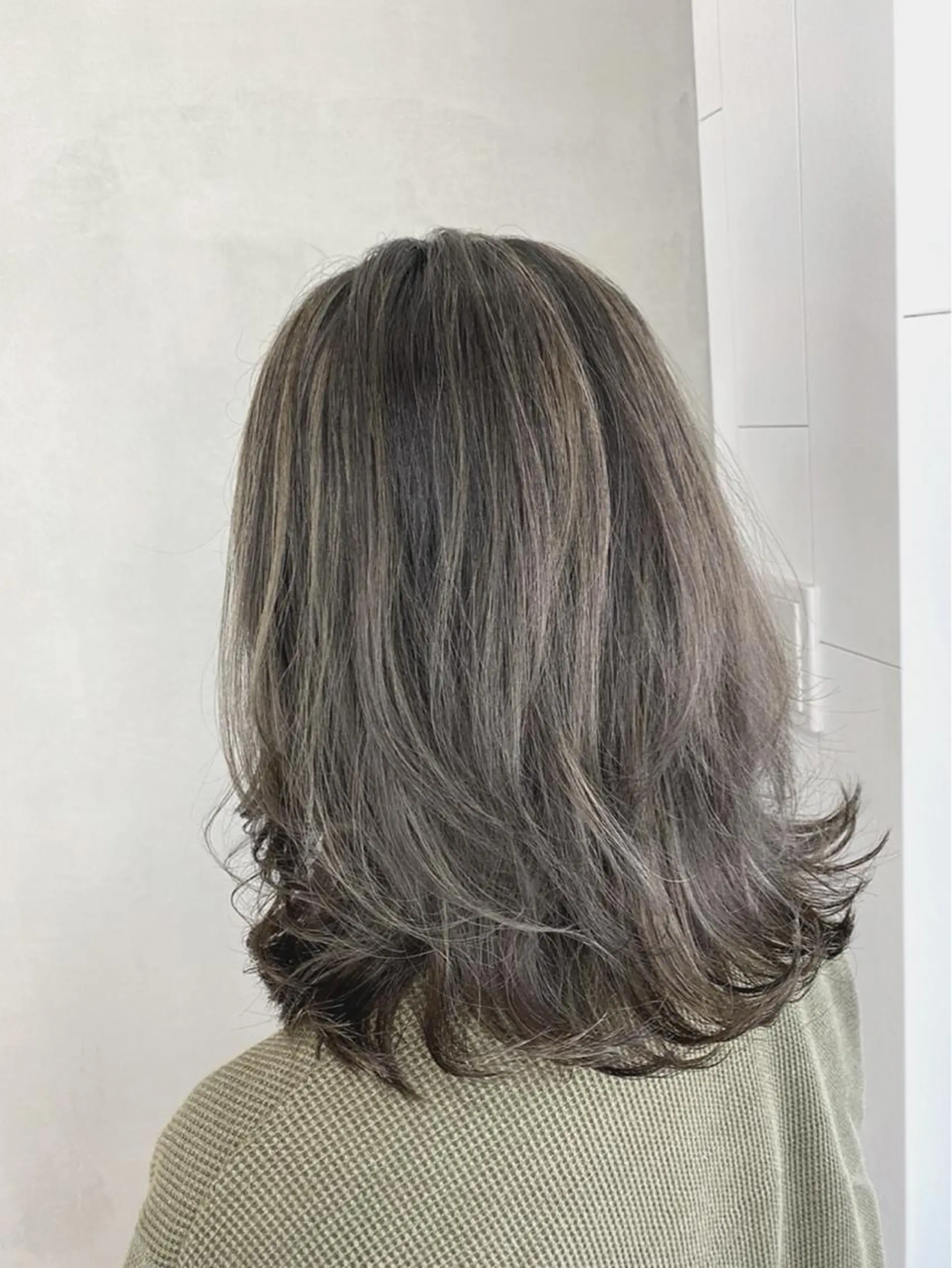 カラー グレージュ ハイライトカラー MUK ムクのヘアスタイル