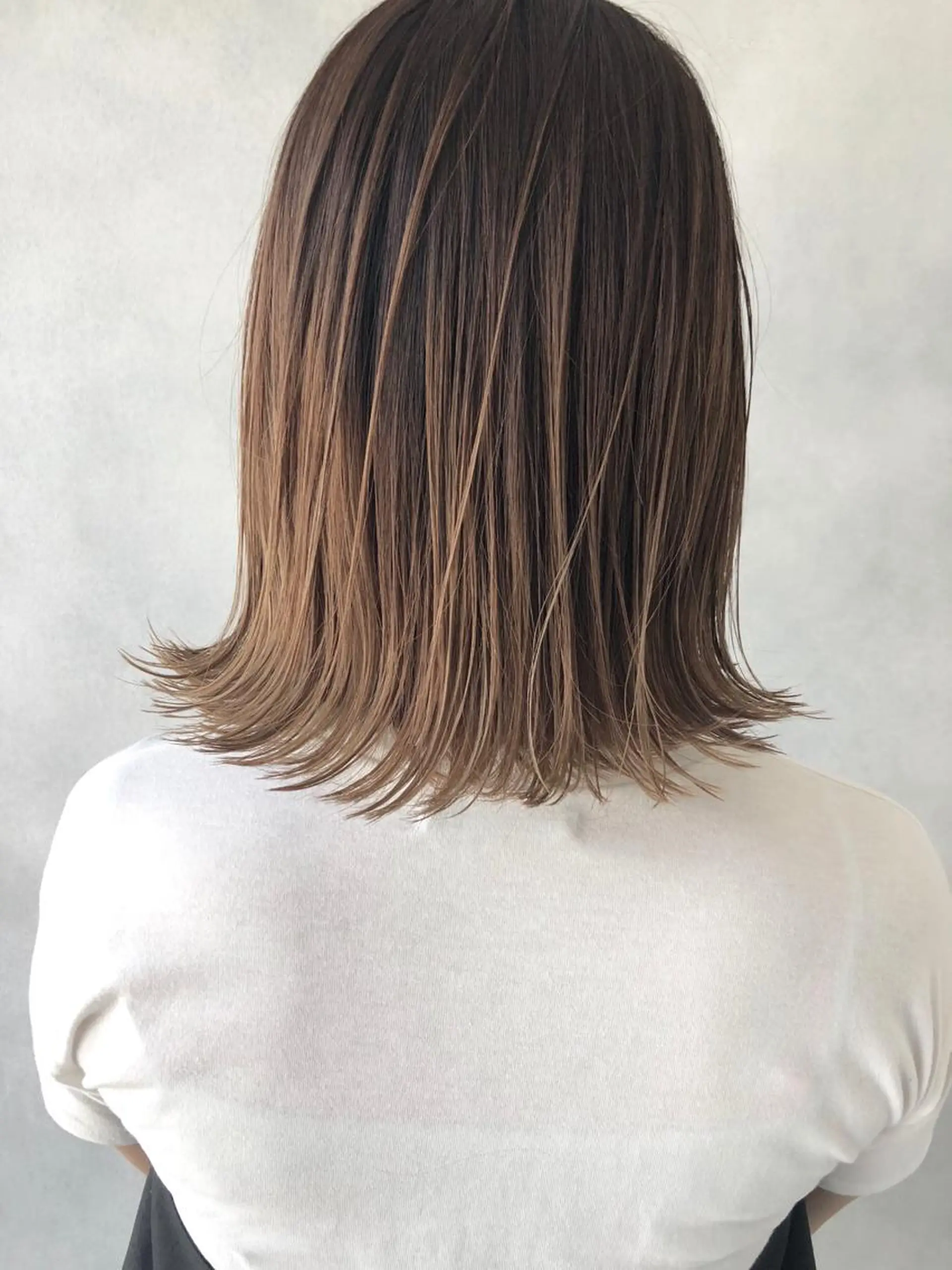 ミディアム ハイライト 外ハネヘア ヘアカラー トリートメント 小澤大輔 YOLO hairのヘアスタイル