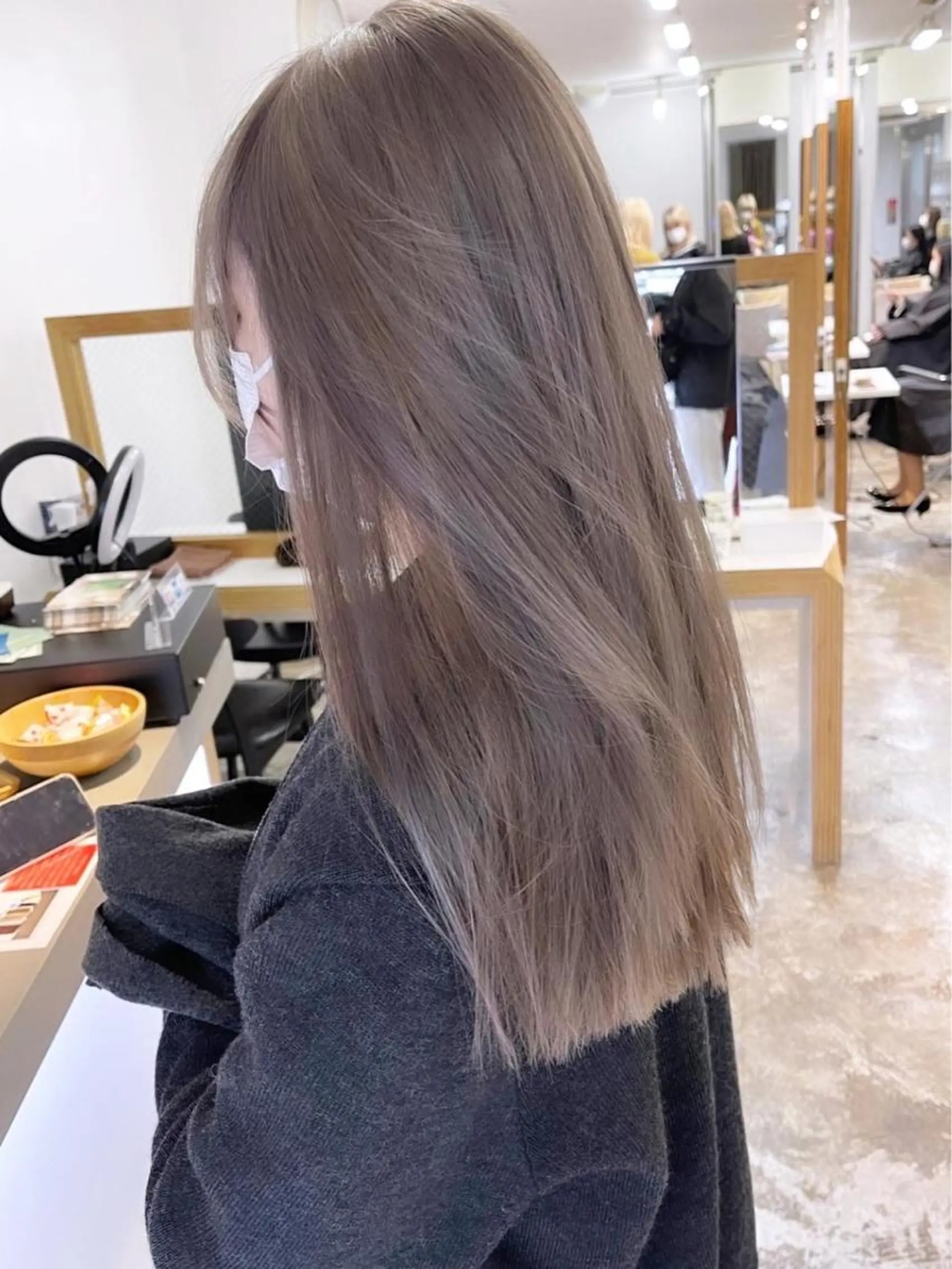 セミロング カラー ベージュカラー ブリーチ ブロンド ハイトーンカラー ラベンダーカラー 透明感カラー 大人グレージュ有村のヘアスタイル