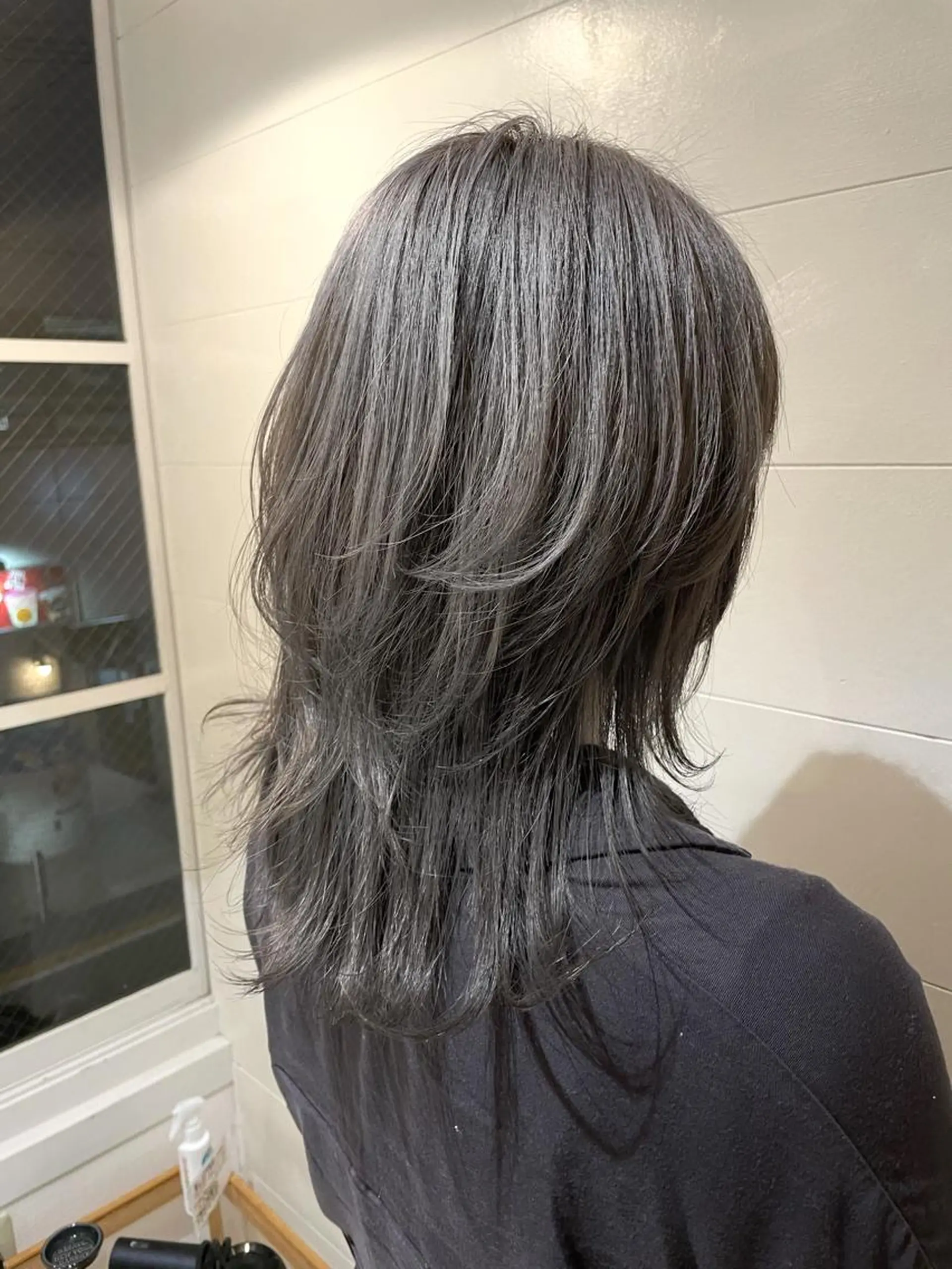 ミディアム esse大阪茶屋町店所属・レイヤーカット 新井田陽寿のヘアスタイル