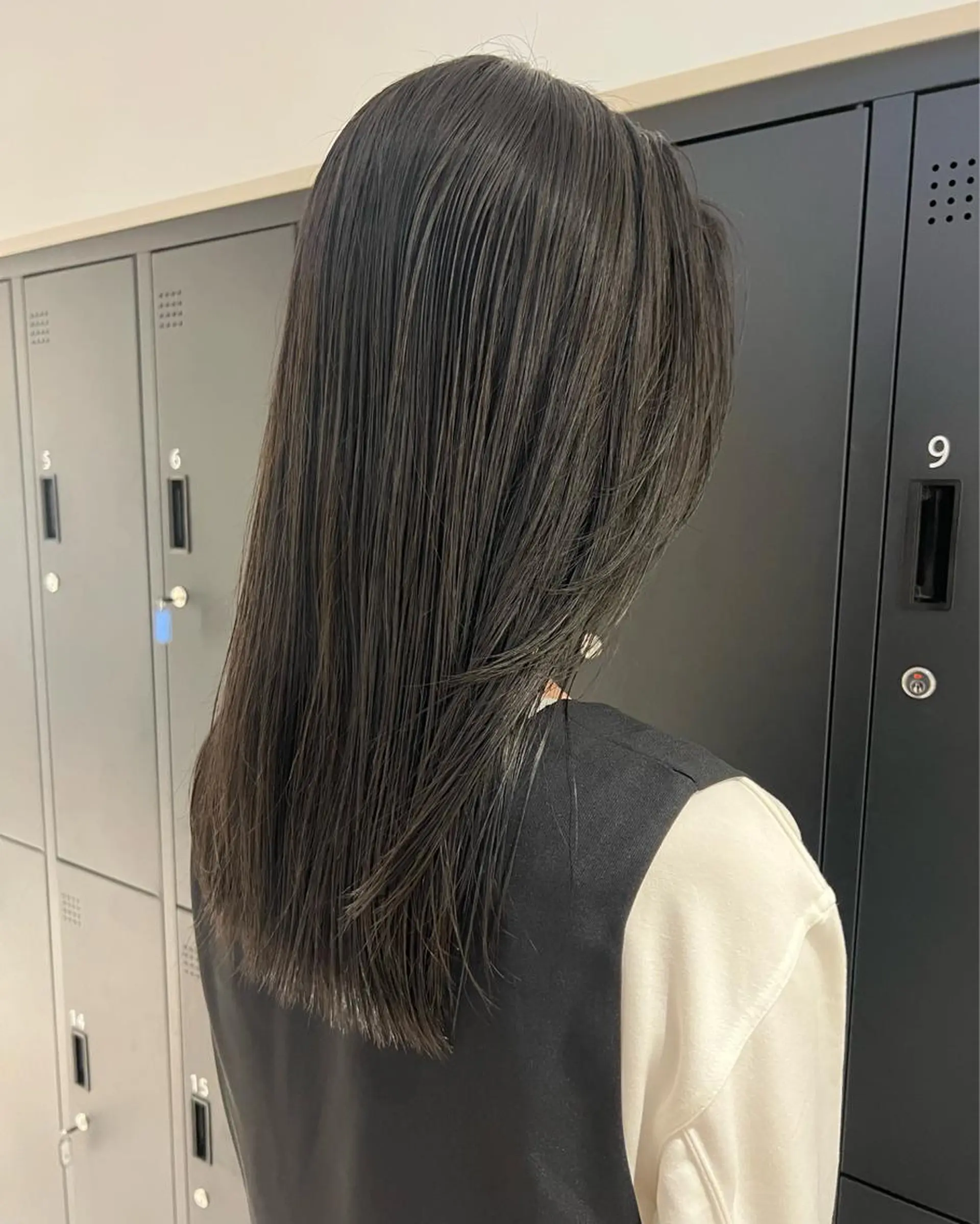 セミロング カラー ダークグレー 暗髪カラー🫐パーマ おくだりんかのヘアスタイル