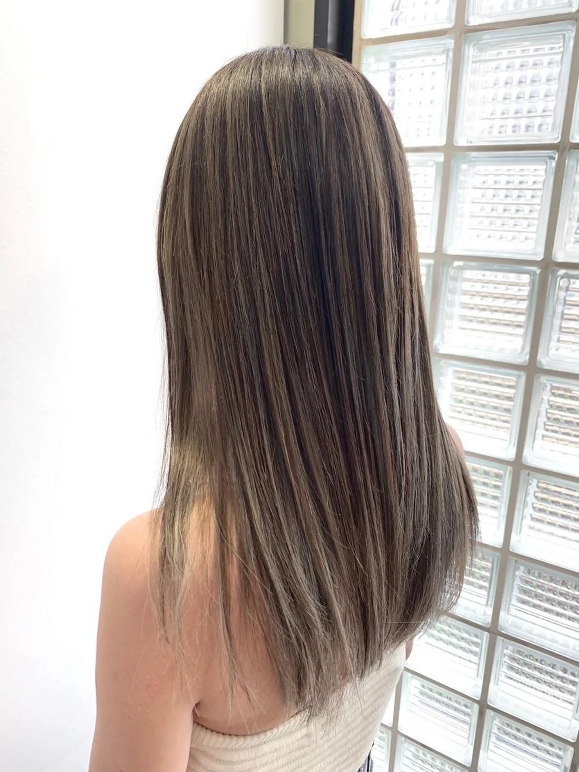 セミロング カラー ヘアアレンジ パーマ シールエクステ アッシュ バレイヤージュ ベージュカラー ブリーチ L. OSAKAのヘアスタイル